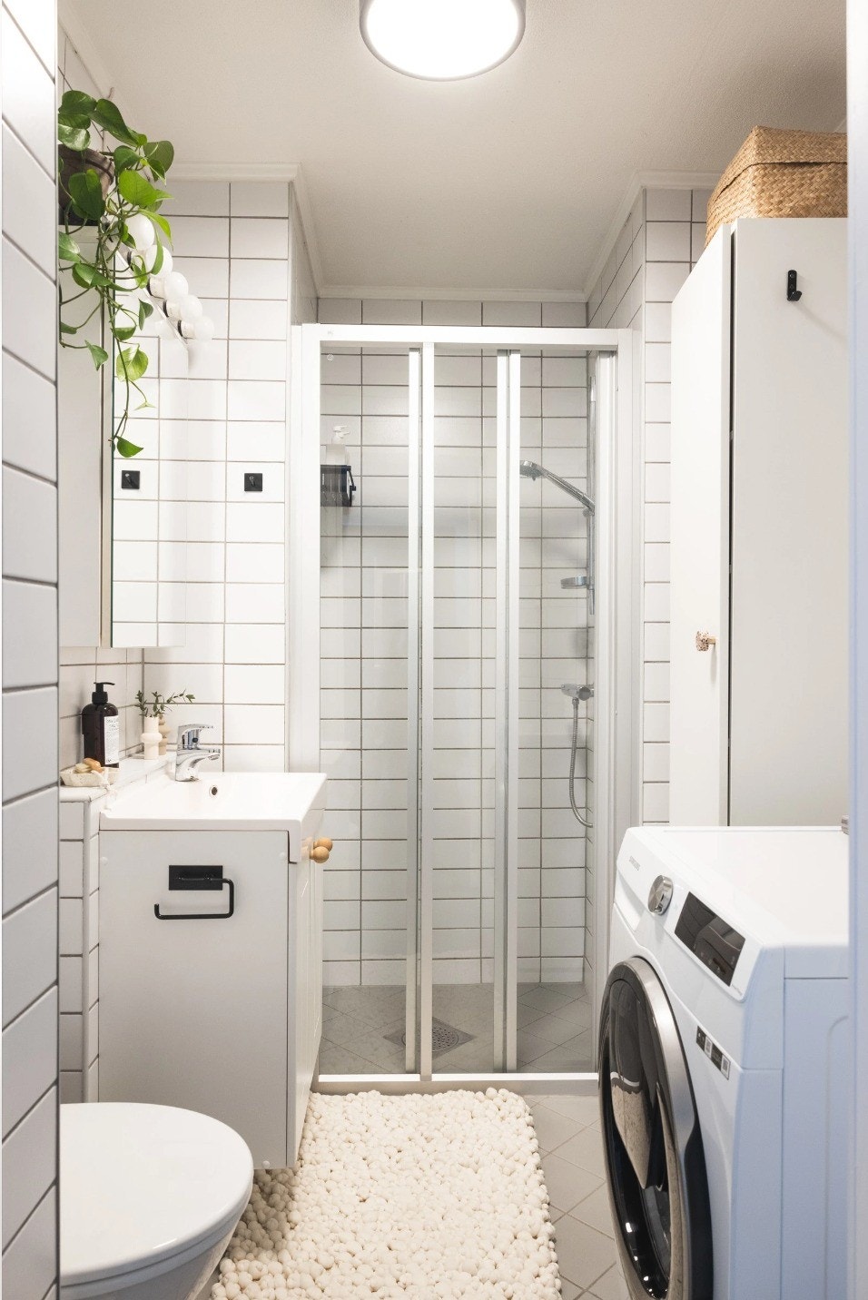 Flislagt bad med varmekabler og romslig dusj. Skap og vaskemakin inkl. Galleribilde