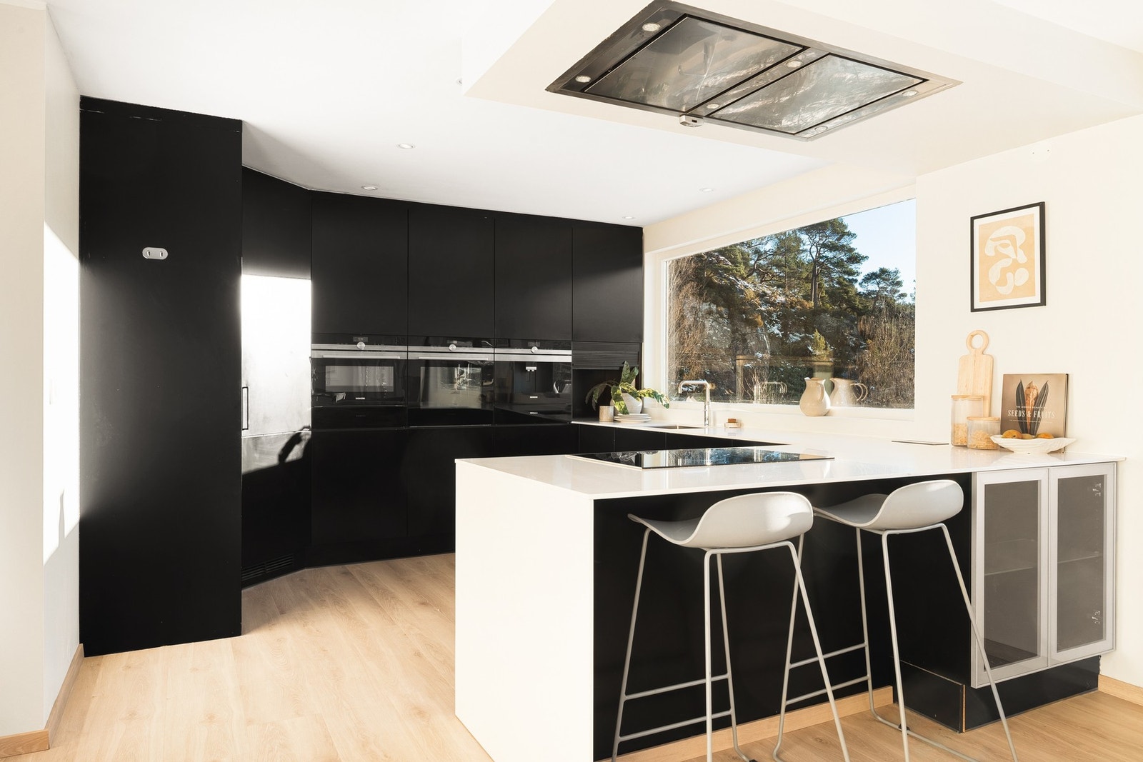 Integrerte hvitevarer som blant annet kaffemaskin, stort hjørnekjøleskap og integrert isbitmaskin i fryseskap. Galleribilde