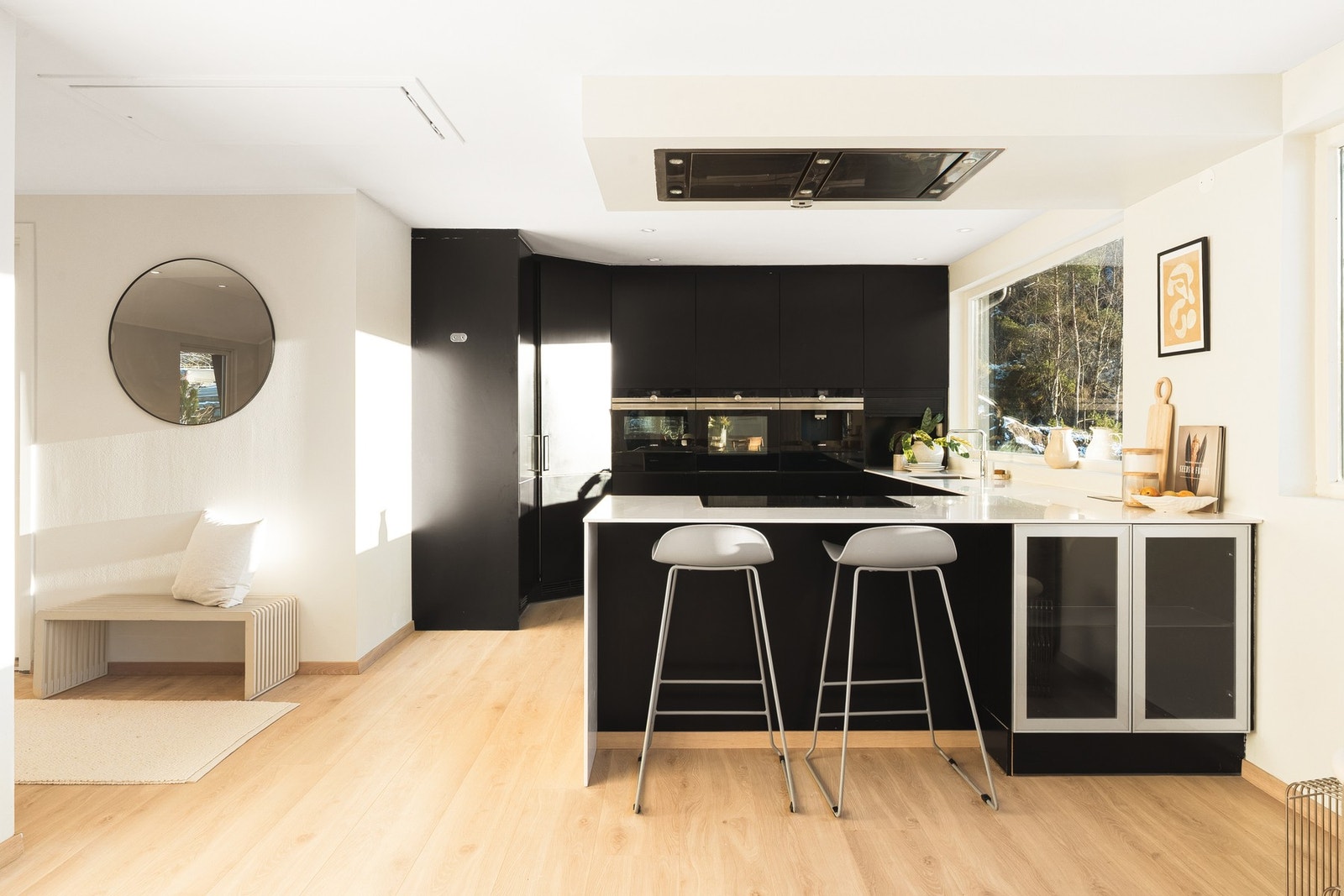 Lekker kjøkkeninnredning fra JKE Design med ventilator innfelt i taket. Galleribilde