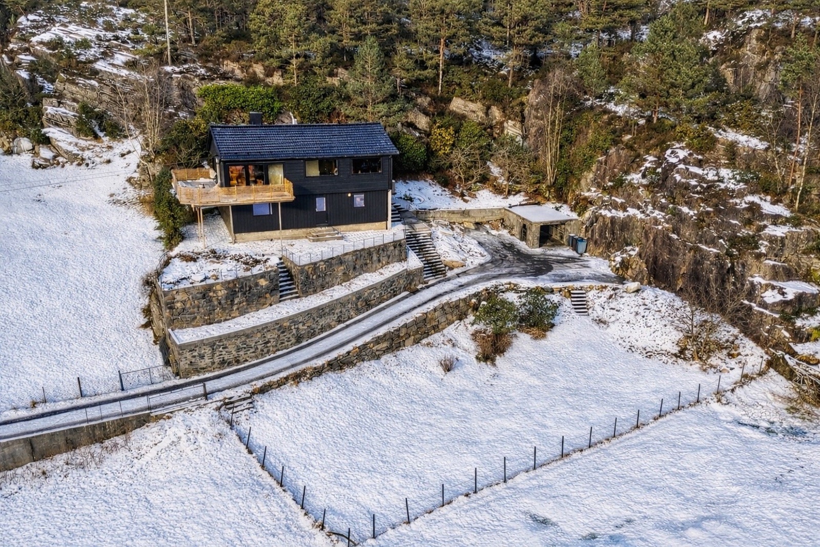 Boligen ligger skjermet til. Den inngjerdede tomten i front av boligen tilhører eiendommen. Galleribilde
