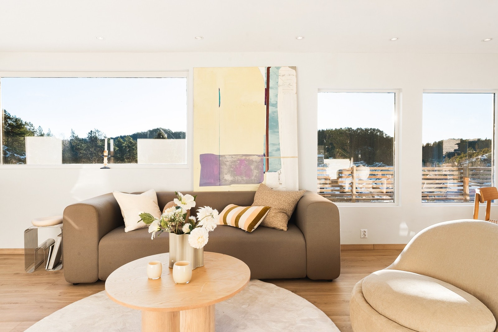 I stuen er det store vindusflater som gir suverent lysinnslipp! Galleribilde