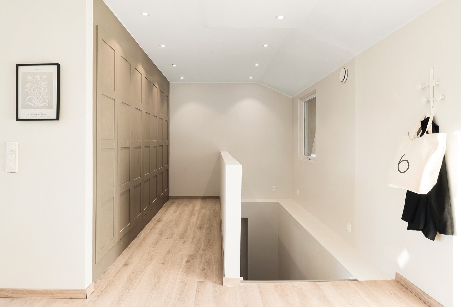 Sikringsskap med automatsikringer er plassert i Pax garderoben. Vi beveger oss ned i boligens 1.etasje. Galleribilde