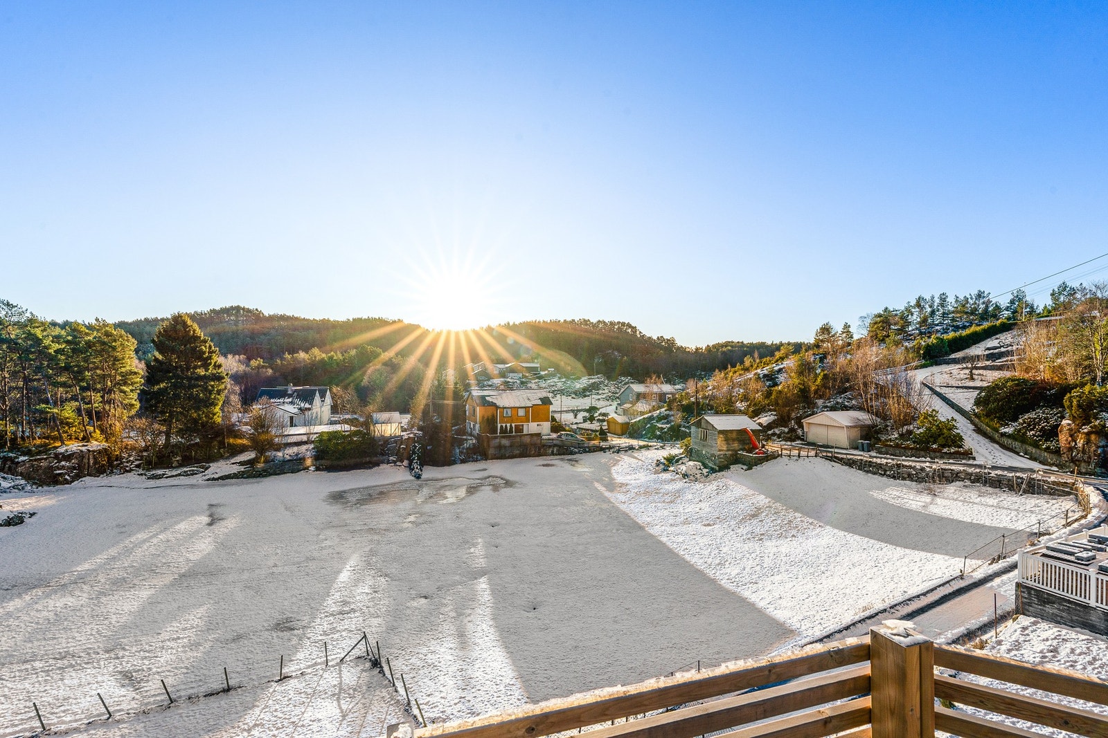 Hyggelig utsikt mot nabolaget og egen tomt i front. Galleribilde