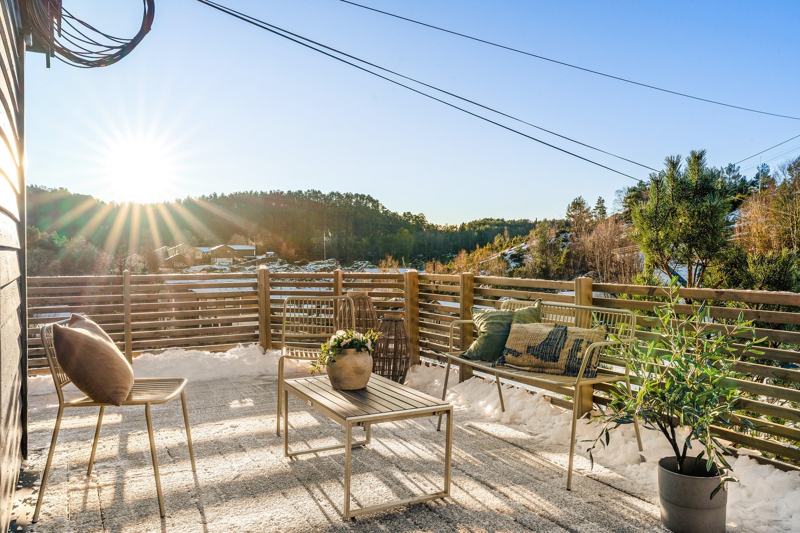 Her kan man nyte solen fra tidlig morgen til ca. kl. 22:30 midtsommers. Galleribilde