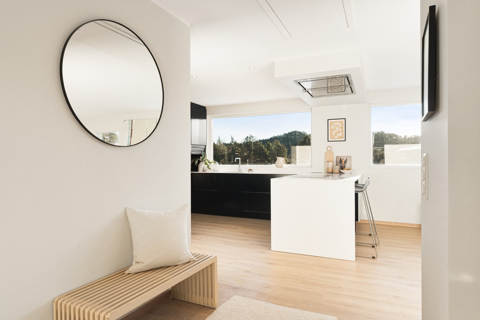 Fra hallen beveger vi oss videre inn til stuen, som ligger i åpen kjøkkenløsning. Galleribilde