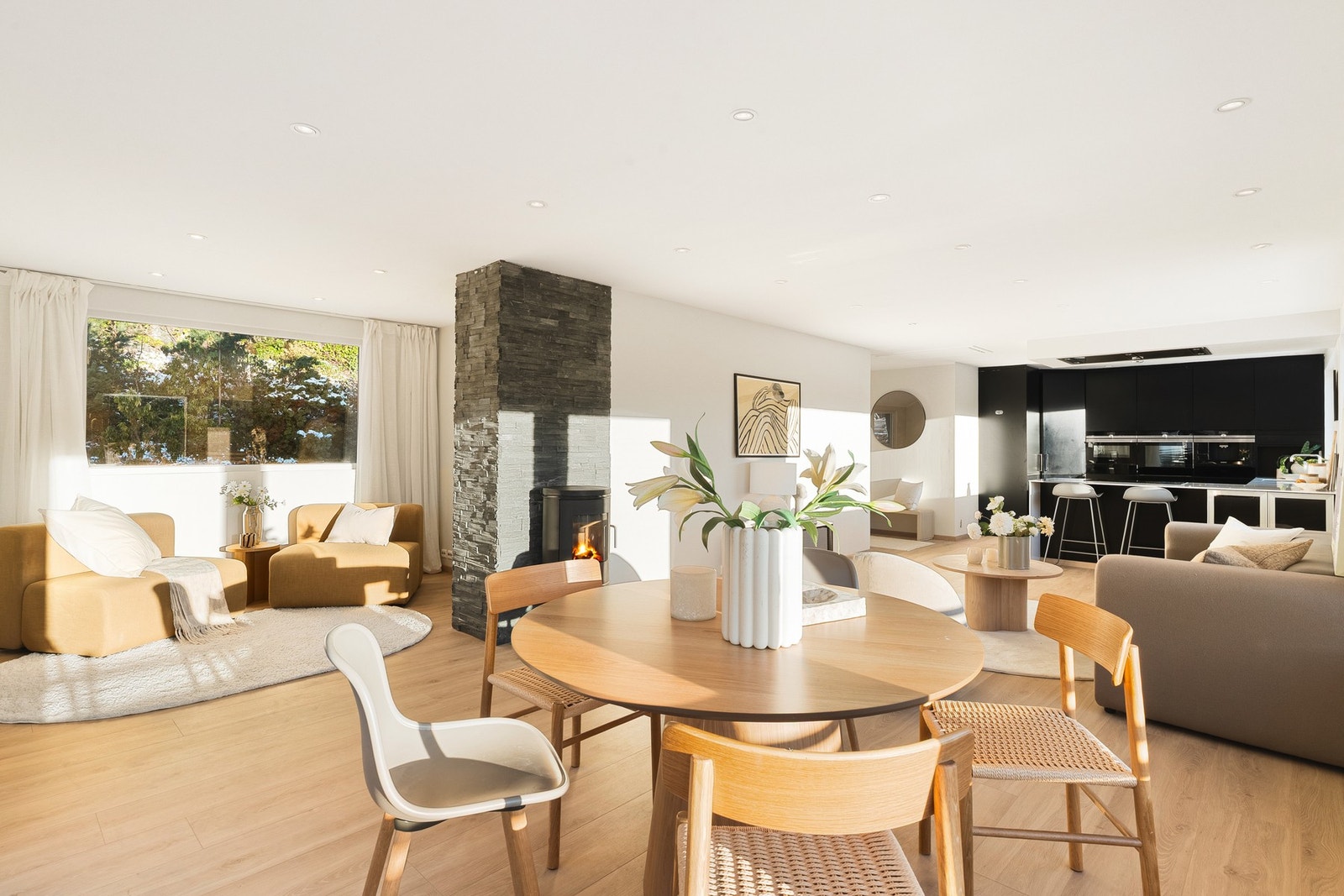 Stuens utforming gir flere møbleringsmuligheter. Galleribilde