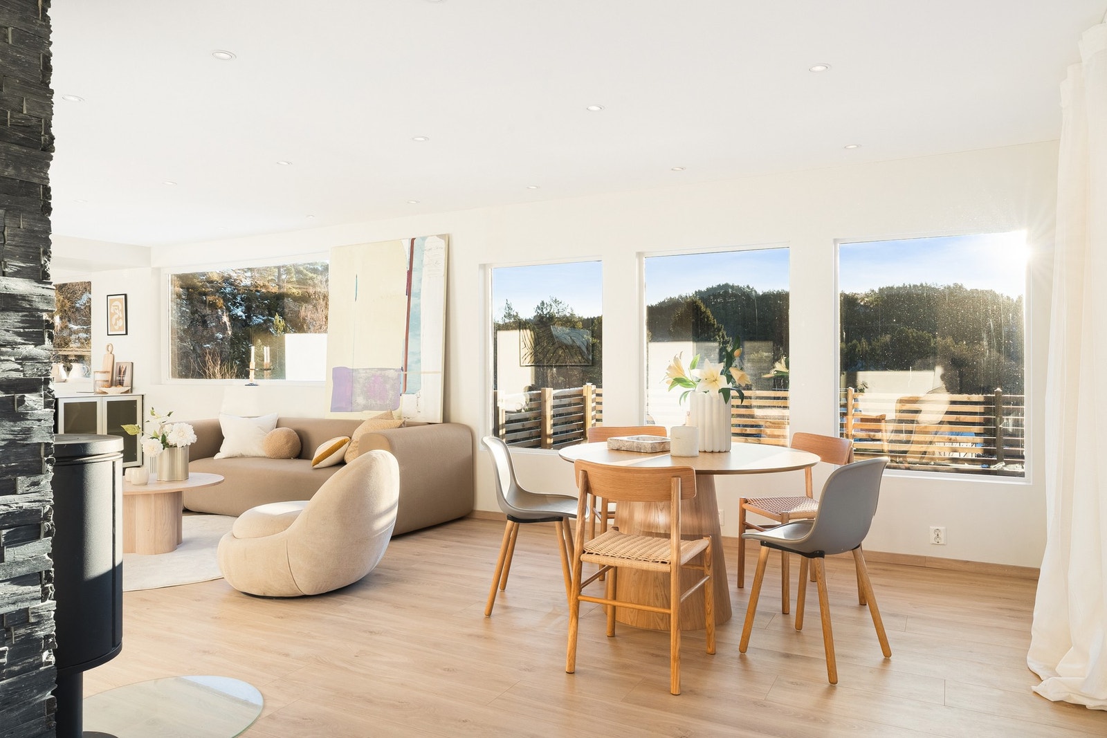 Fra stue/kjøkken er det utgang til en skjermet og solrik terrasse på 32 kvm! Galleribilde