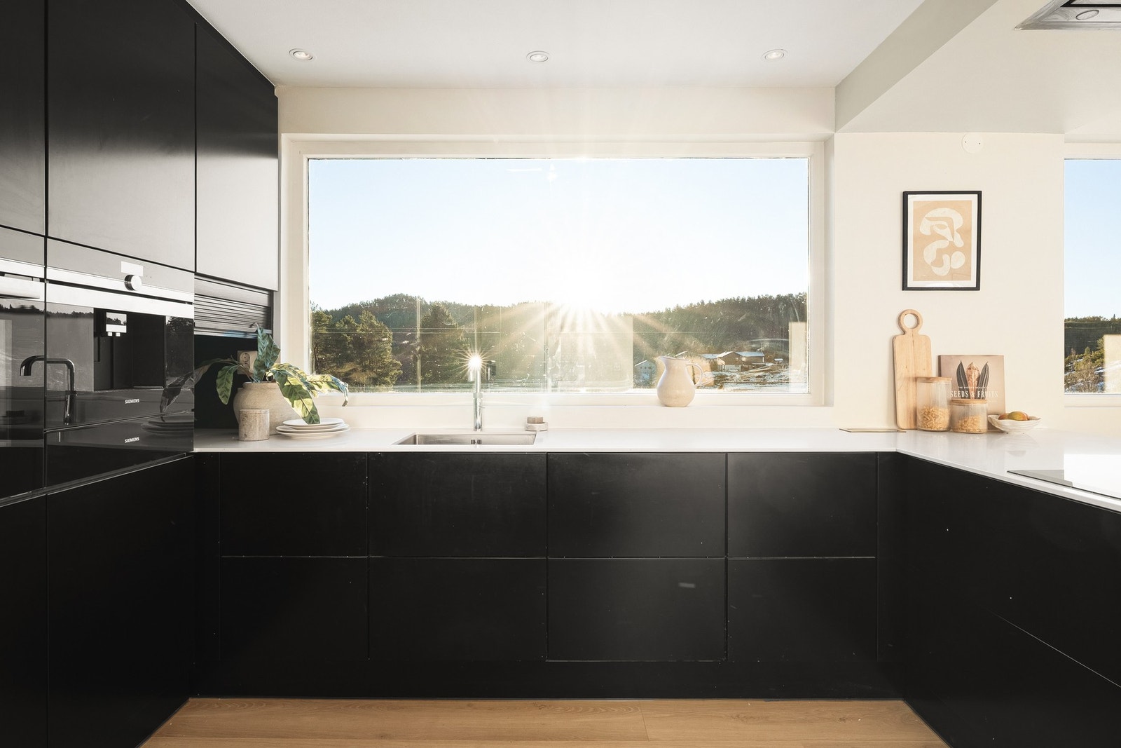 Det er svært god skap- og benkeplass på kjøkkenet, og koselig utsikt fra vinduet. Galleribilde