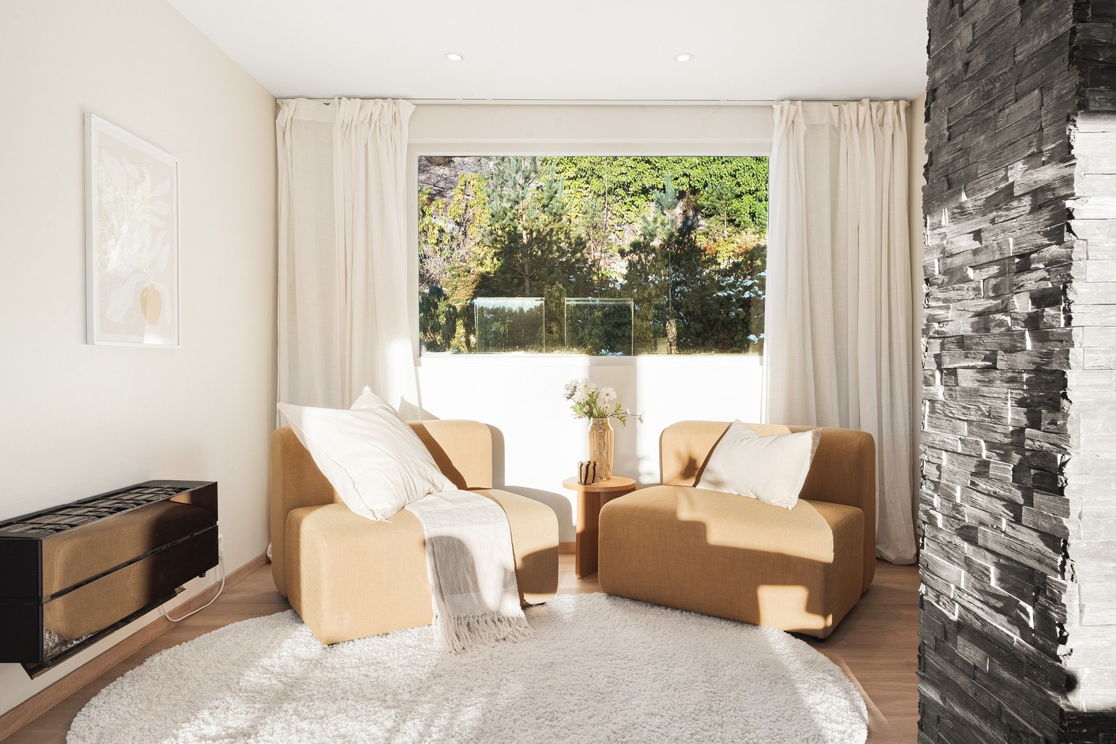 I TV-stuen kan det settes opp en lettvegg for å få et ekstra soverom. Galleribilde