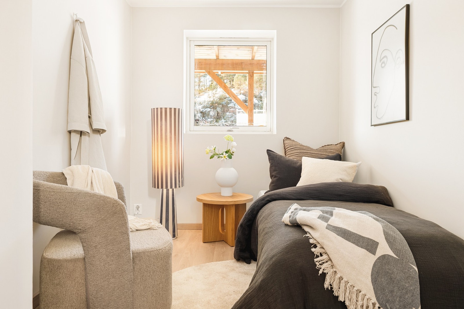 Soverom 4 måler 6 kvm. Rommet tilfredsstiller ikke dagens krav til størrelse og dagslys. Galleribilde