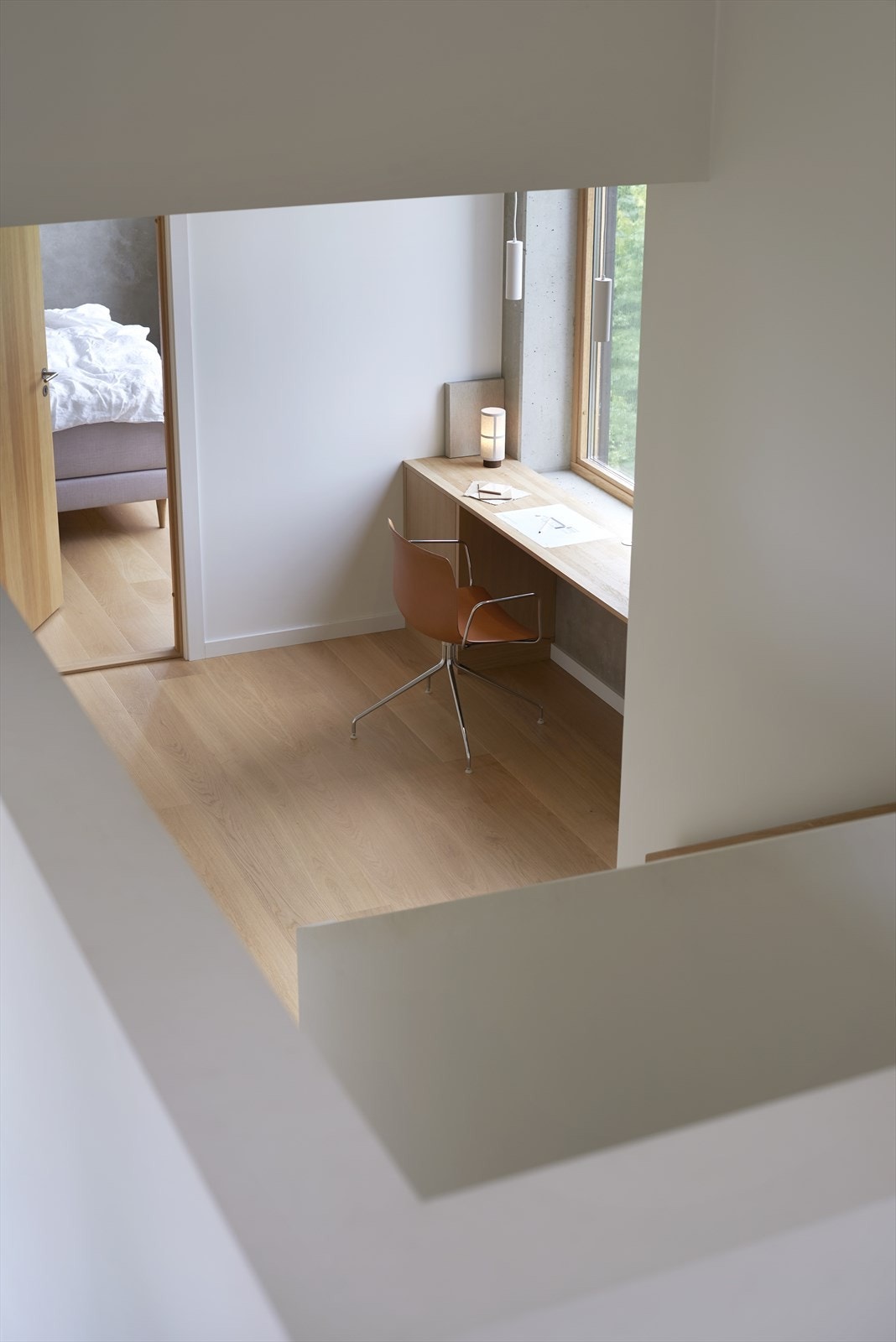 Et halvplan ned fra 1. etasje finner man 1. etasje i tilbygget. Her er det et flott kontor, med åpen trappegang, samt tilgang til toalettrom Galleribilde