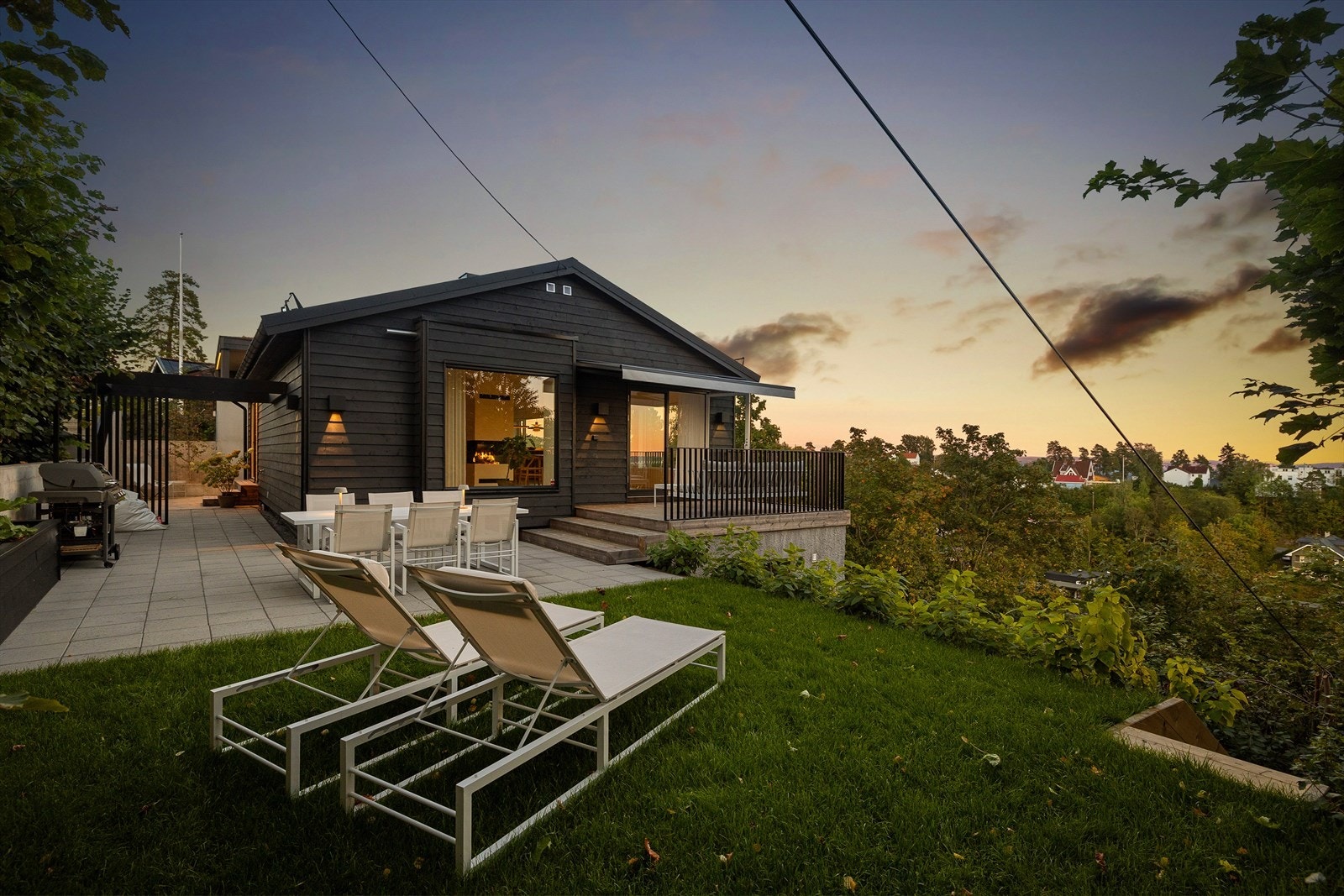 Nydelig kveldsstemning på eiendommen, som er rikelig utstyrt med utebelysning Galleribilde