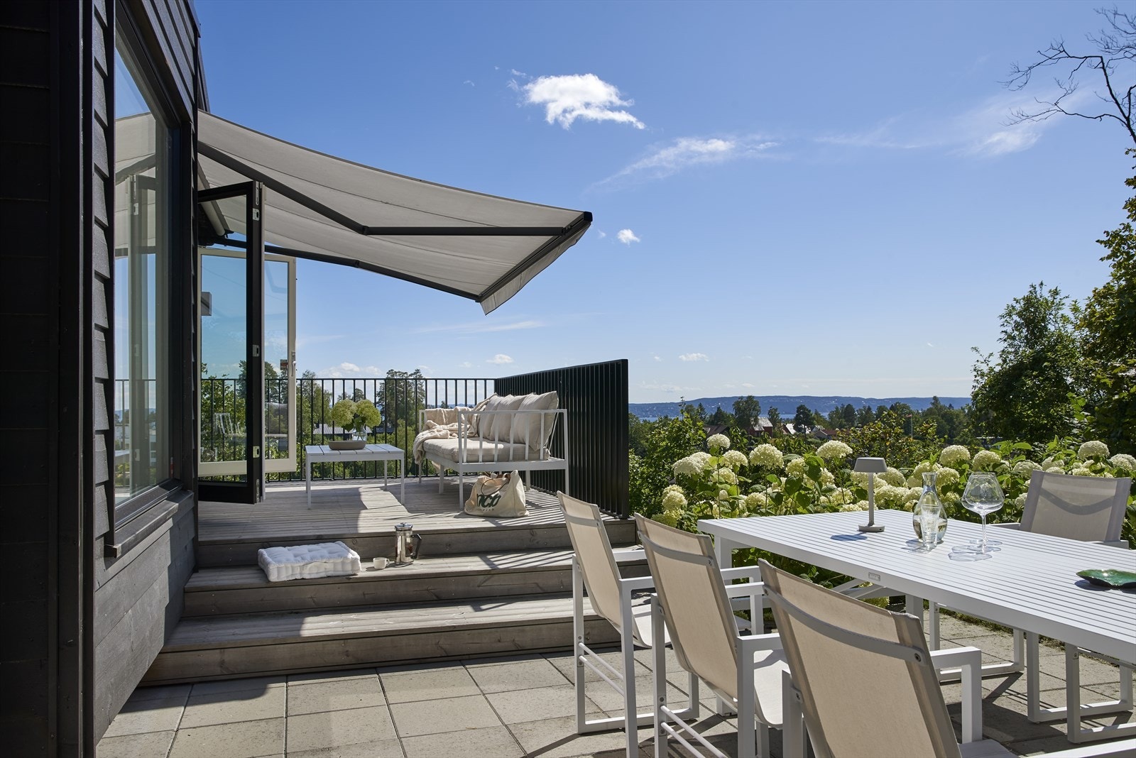 Fra eiendommen er det fantastisk utsikt mot sjøen og nærområdet Galleribilde