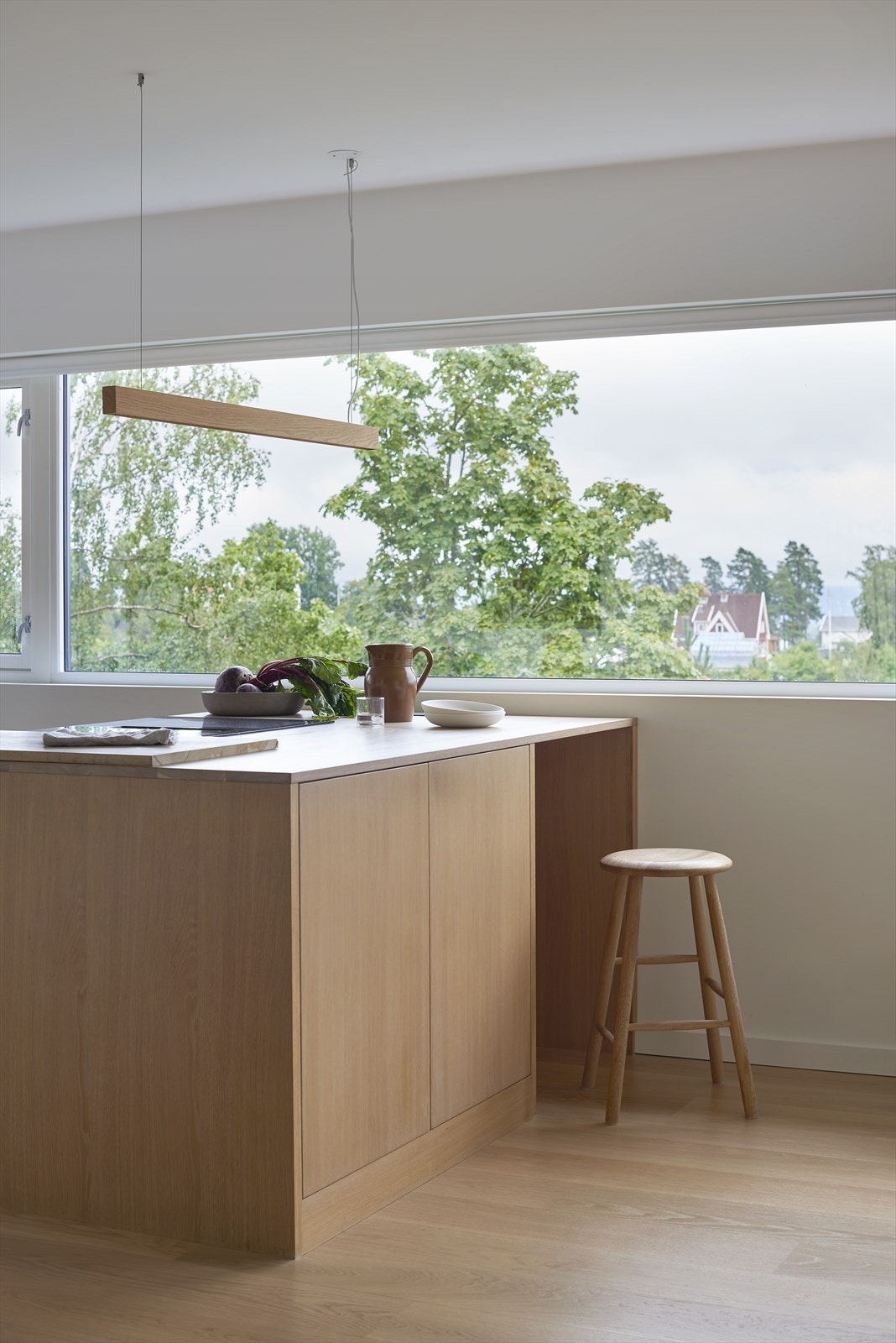 De rause vindusflatene som er vendt mot den fantastiske utsikten bidrar til rikelig med naturlig sollys og skaper en magisk kobling mellom ute- og inne rom Galleribilde