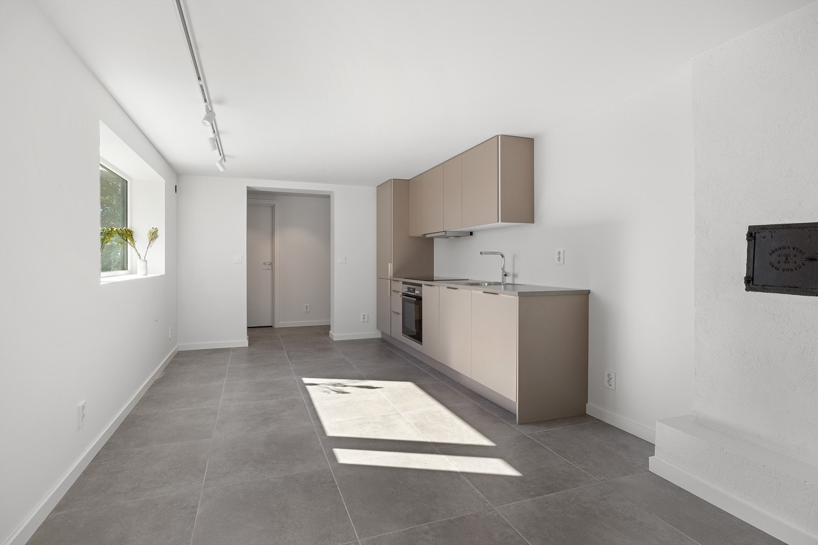 Stor kjellerstue med kjøkken. Egen inngang til kjelleren gjør det mulig å ha dette som en hybel Galleribilde