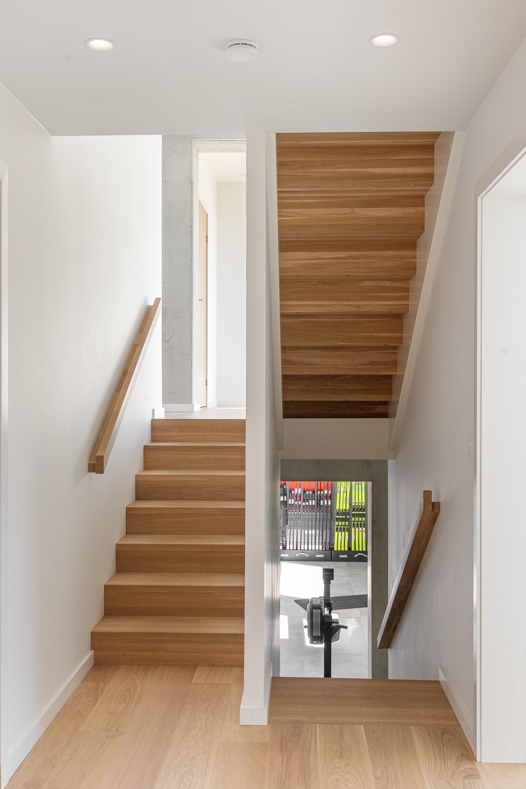 Et halvplan ned fra underetasjen finner man underetasjen i tilbygget, bestående av treningsrom, bod/garderobe og teknisk rom Galleribilde