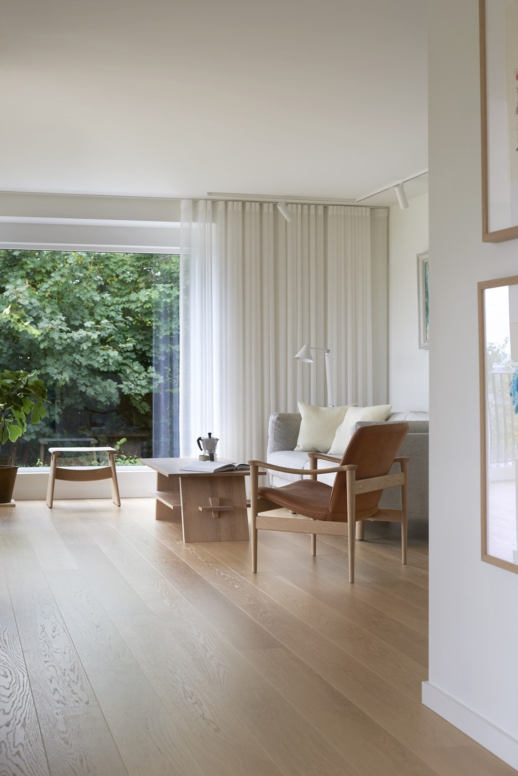 Lun og hyggelig stue, med flott utsikt fra de store vindusflatene Galleribilde