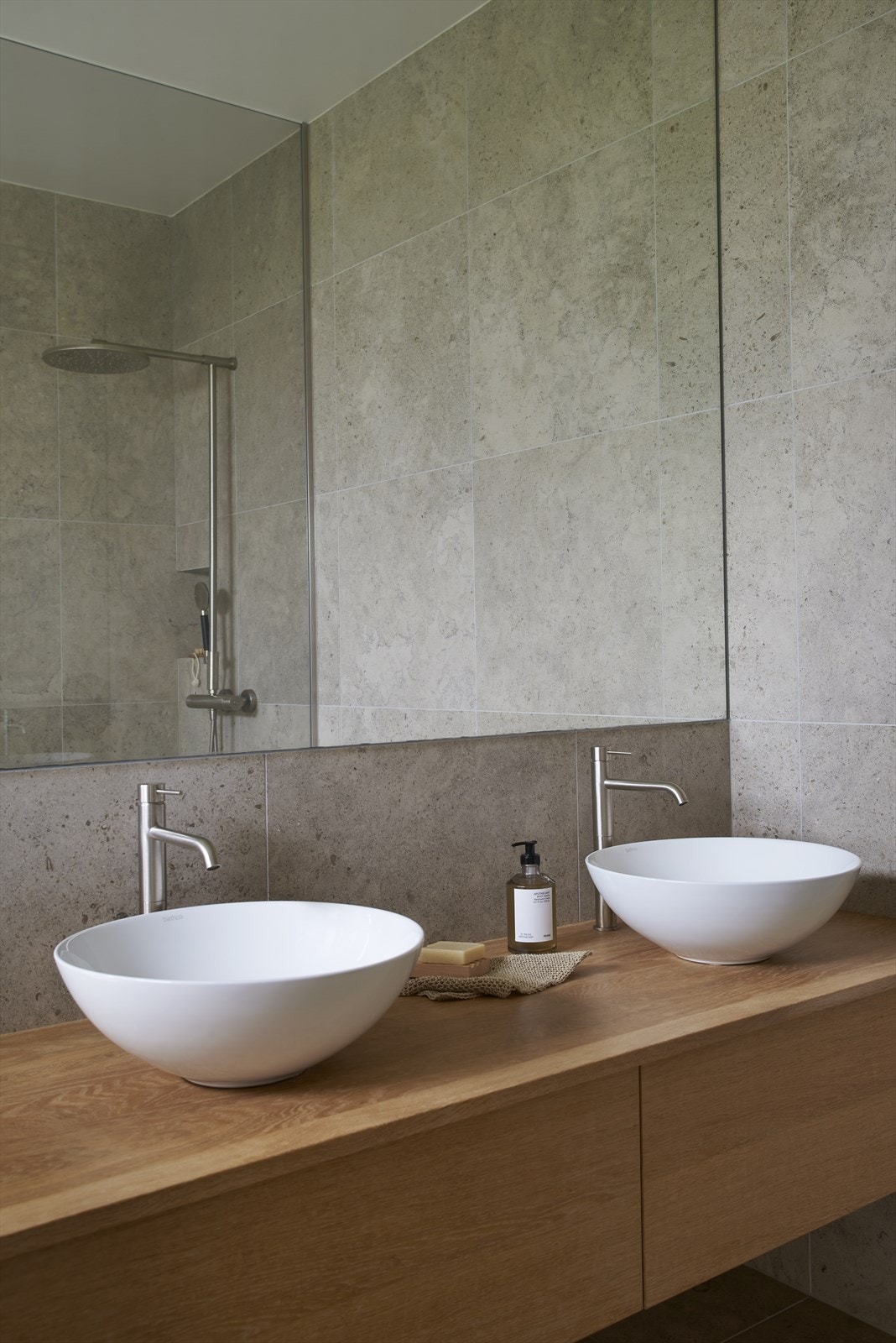 Badet er innredet med to servanter, plassbygget innredning fra Elen Møbelstudio, samt speil på vegg Galleribilde