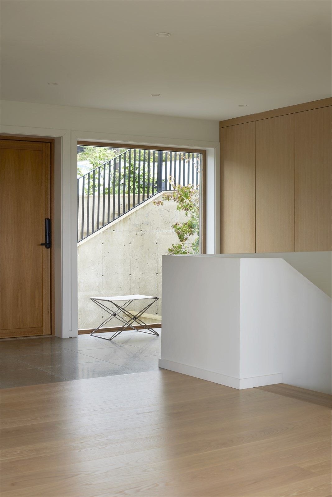 Velkommen inn! Boligen har en lys og innbydende hall, innredet med stort plassbygget garderobeskap fra Elen Møbelstudio Galleribilde