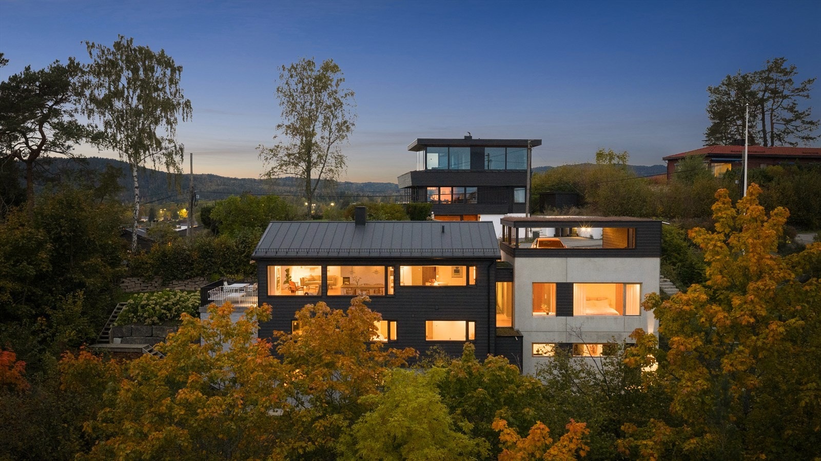 Eiendommen ligger høyt, fritt og usjenert med fantastisk utsikt mot sjøen og nærområdet Galleribilde