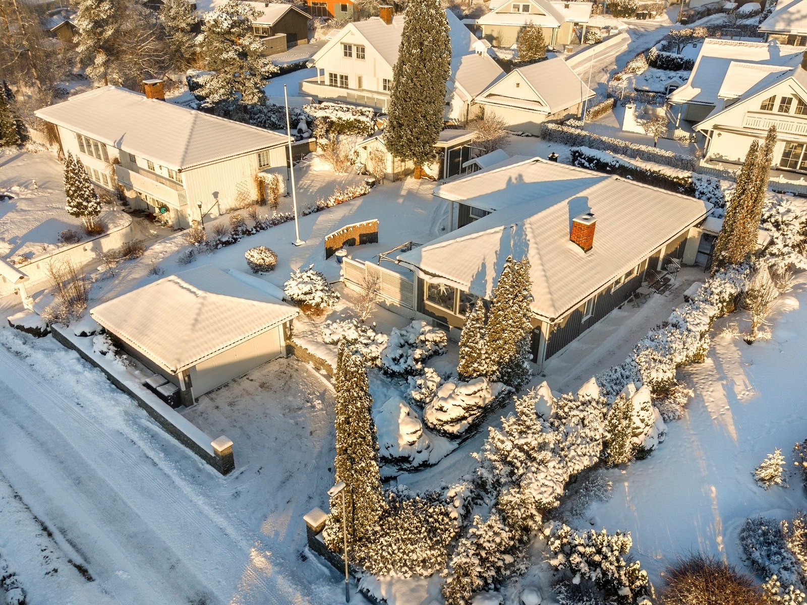 Eneboligen i ett rolig etablert villaområde. Boligen og uteplassene ligger høyt og fritt med utsikt flott mot syd. Her er det rikelig med sol fra morgen til sent på kveld. Gårdsplassen og gangarealet er steinsatt, mens hagen er pent opparbeidet med fine p Galleribilde