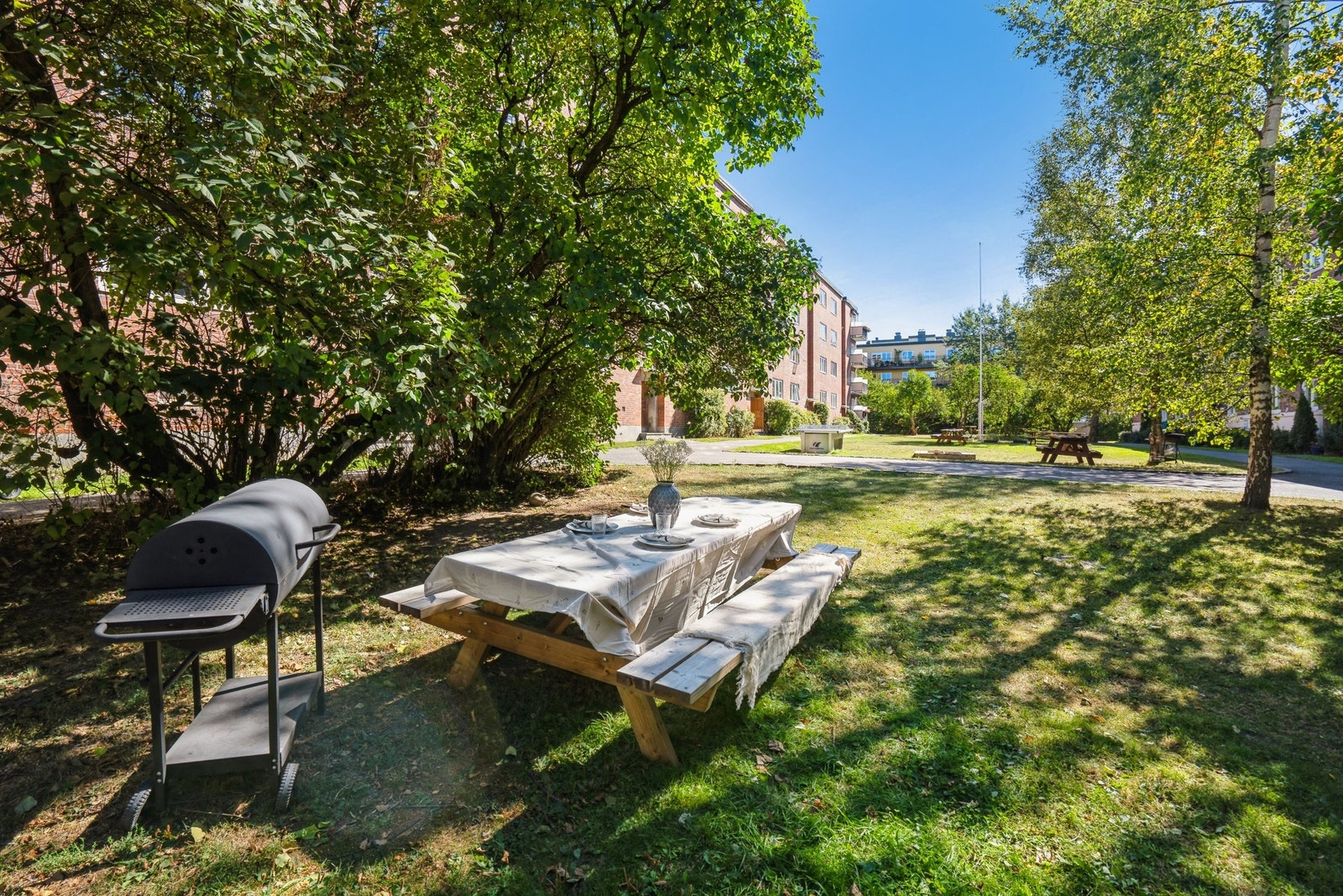 Fellesareal har fasiliteter som kullgrill, utebord, bordtennisbord og sandkasse Galleribilde
