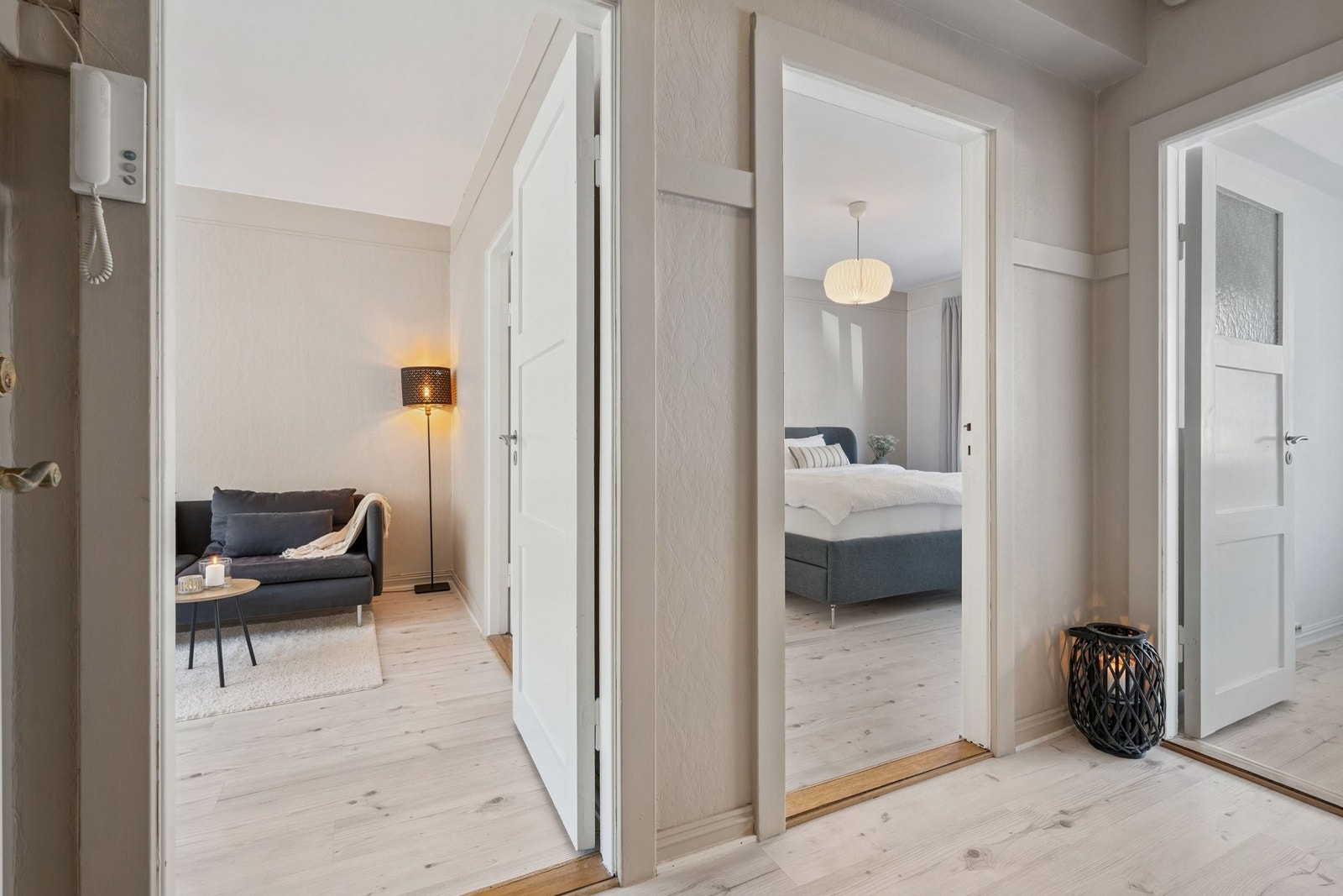 Lys entré med plass til oppbevaring i innebygget skap Galleribilde