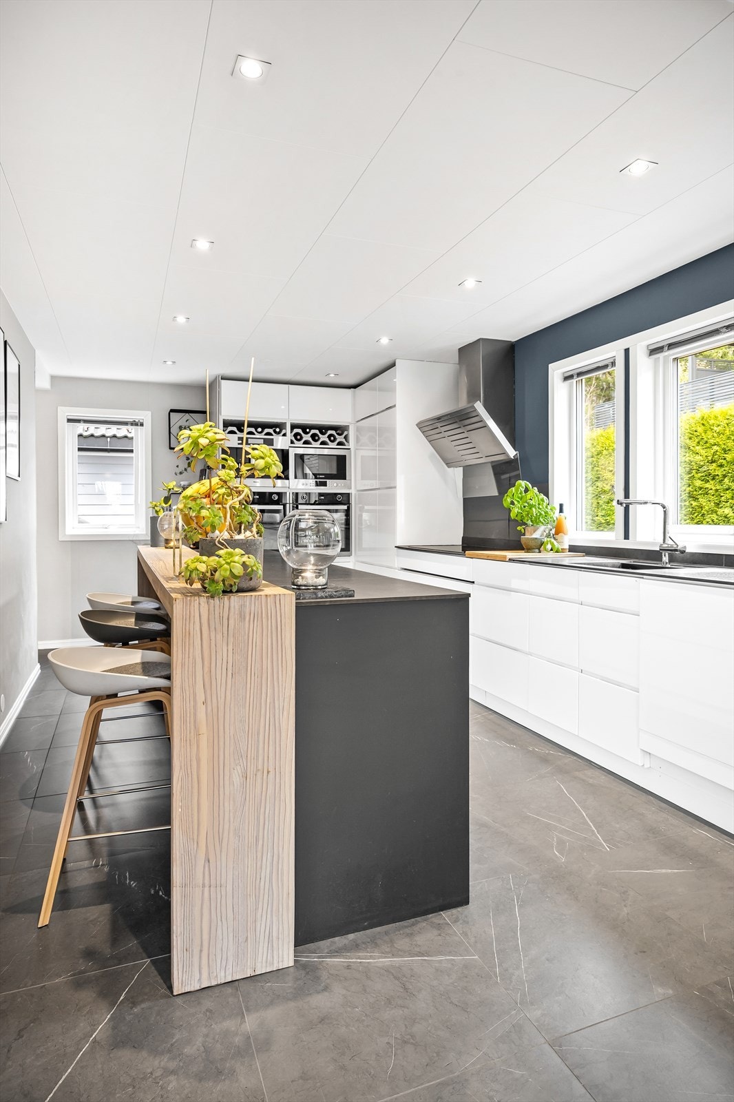 Stilren og moderne Kvik-kjøkkeninnredning montert i 2021 Galleribilde