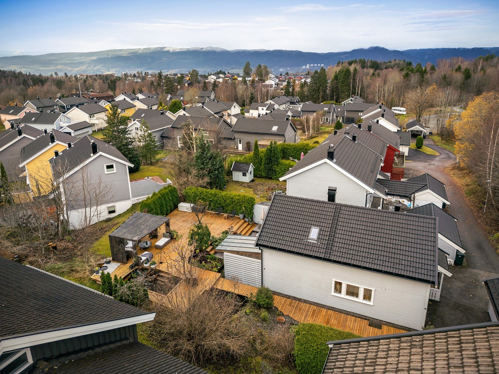 Boligen disponerer en isolert garasje med lader for el-bil Galleribilde