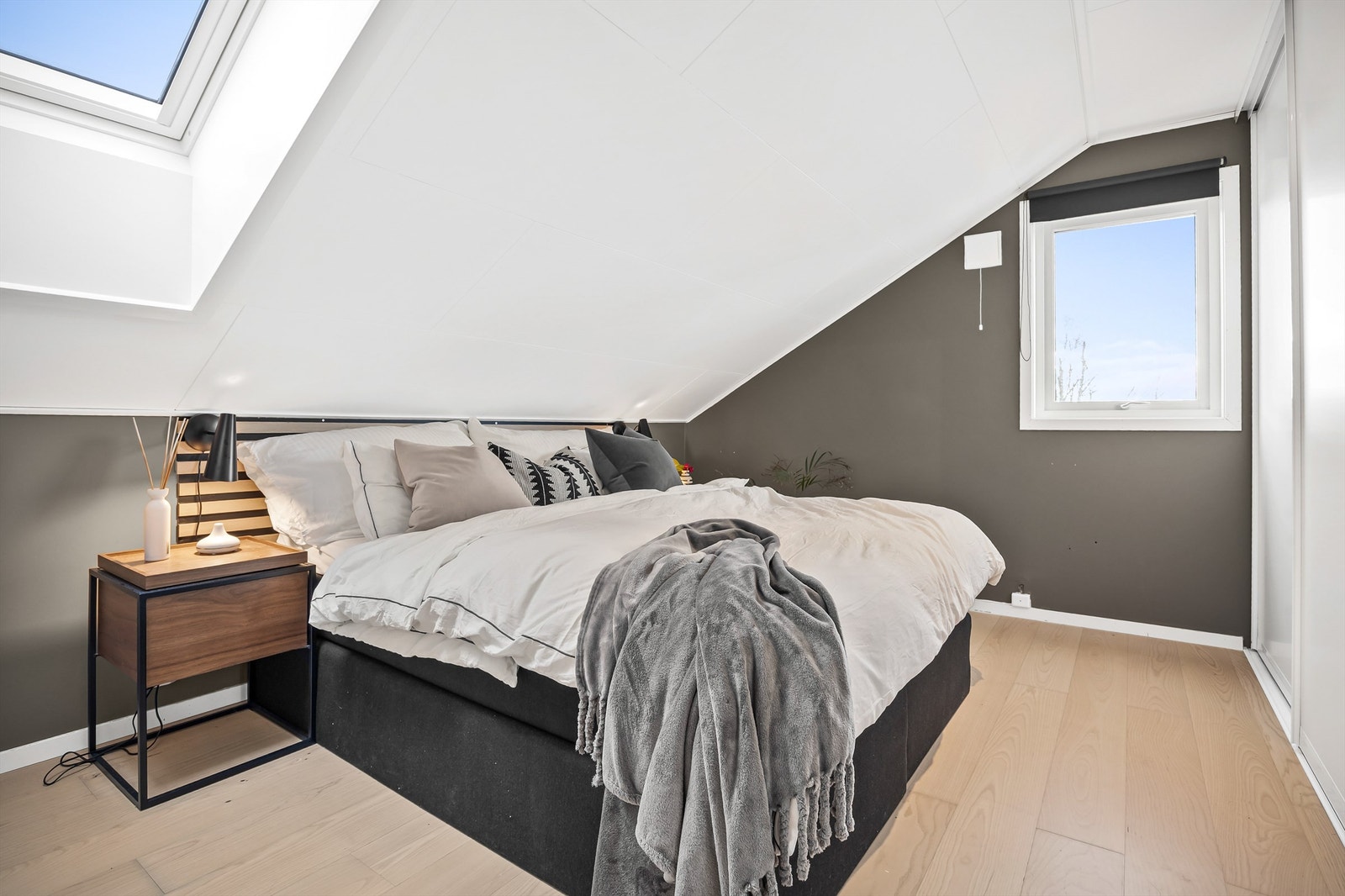 Soverom 2 med parkett på gulv, malte vegger og plater i himling Galleribilde