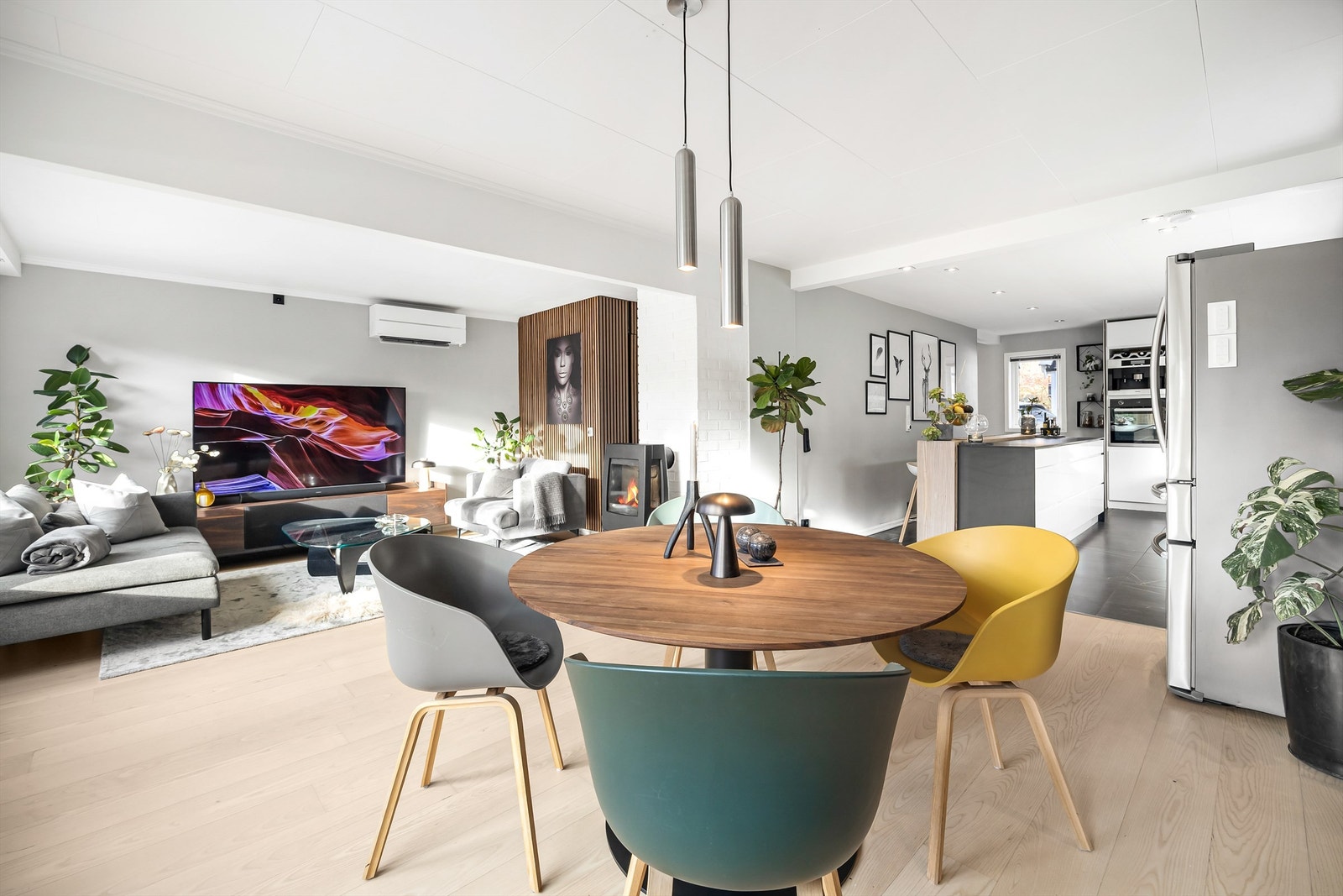 Parkett på gulv, malte vegger og malt himling Galleribilde