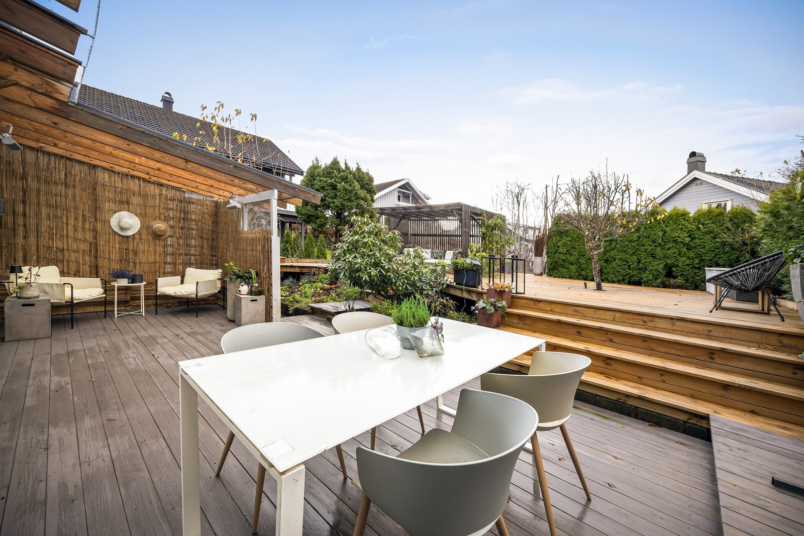 Deler av plattingen er takoverbygget (ikke byggemeldt) og har levegger Galleribilde