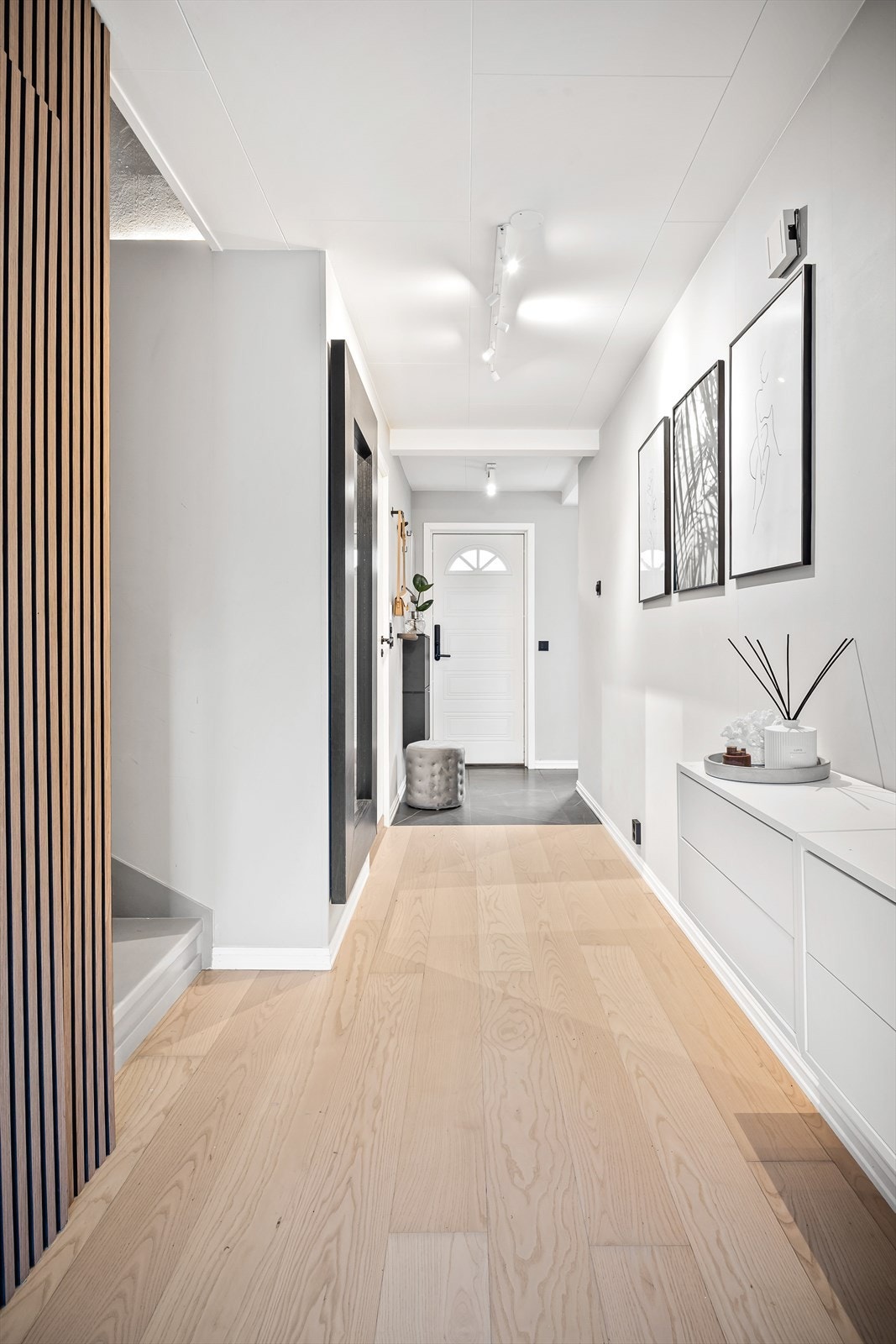 Overflater i 1. etasje er parkett samt fliser på gulv (fliser fra 2025), malte vegger og plater i himling Galleribilde