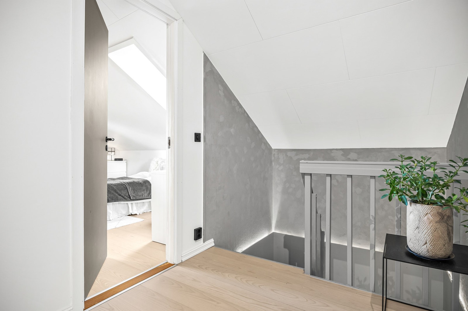 Overflater i 2. etasje er laminat, parkett samt spon på gulv, malte vegger og plater i himling Galleribilde