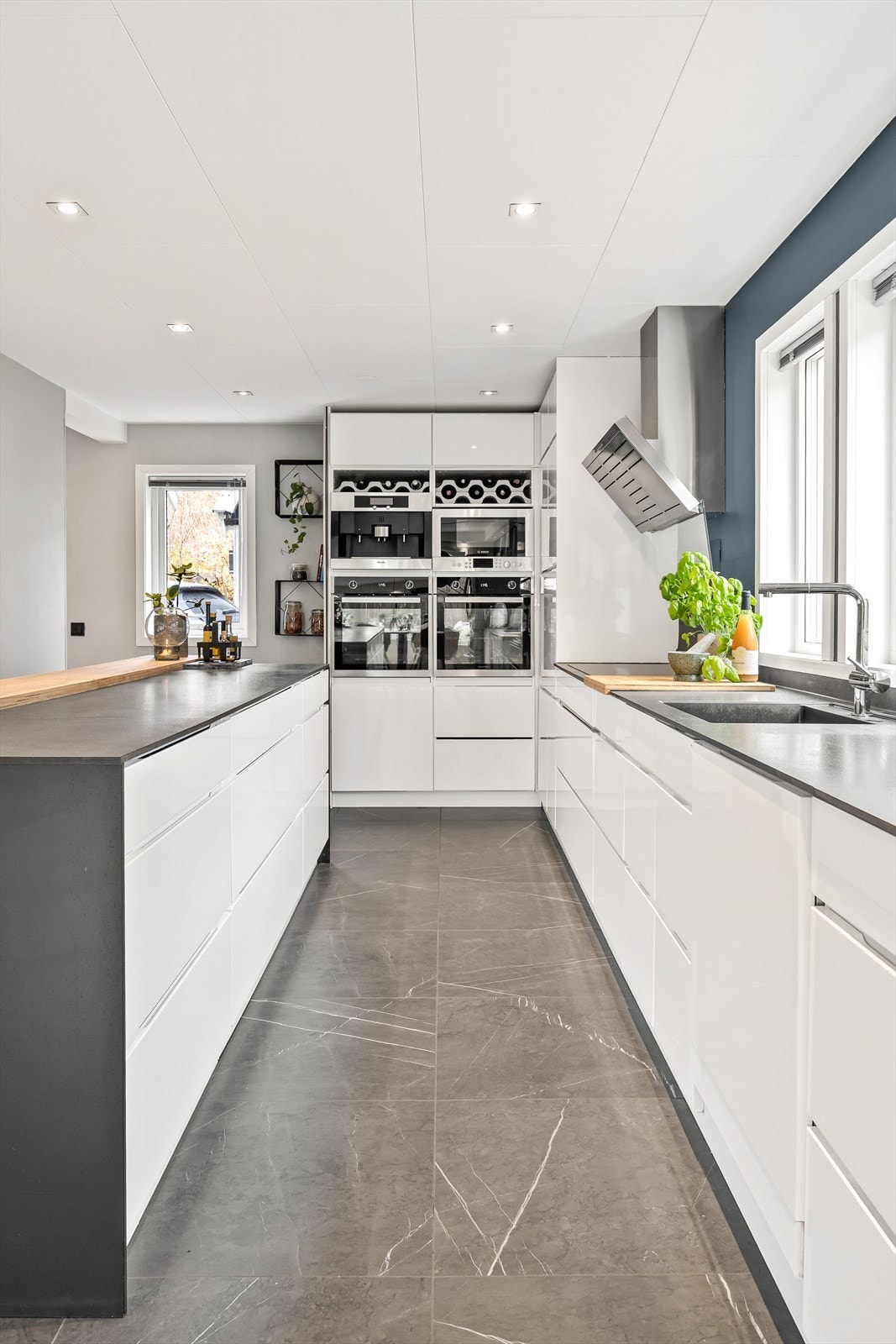 Over- og underskap samt høyskap i hvit og glatt utførelse Galleribilde