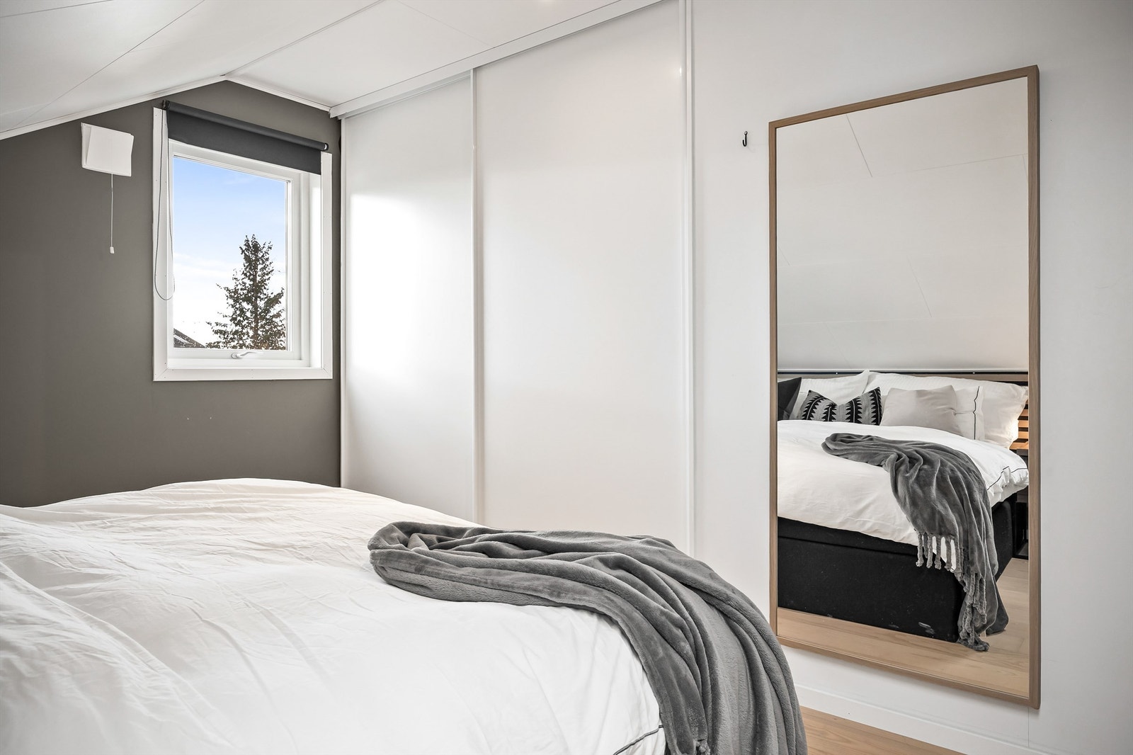 Soverom 2 med innebygget skyvedørsgarderobe Galleribilde