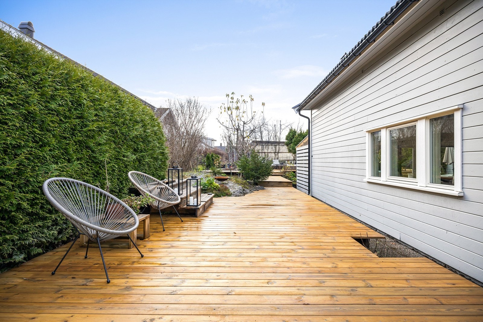 Fin og variert beplantning med bl.a. frukttrær (eple, plomme, pære og moreller), drueranker, bærbusker og stauder Galleribilde