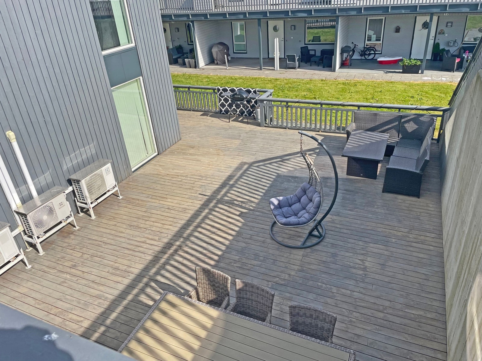 Har du små barn kan du trygt la de være ute siden det er gjerde rundt hele terrassen Galleribilde