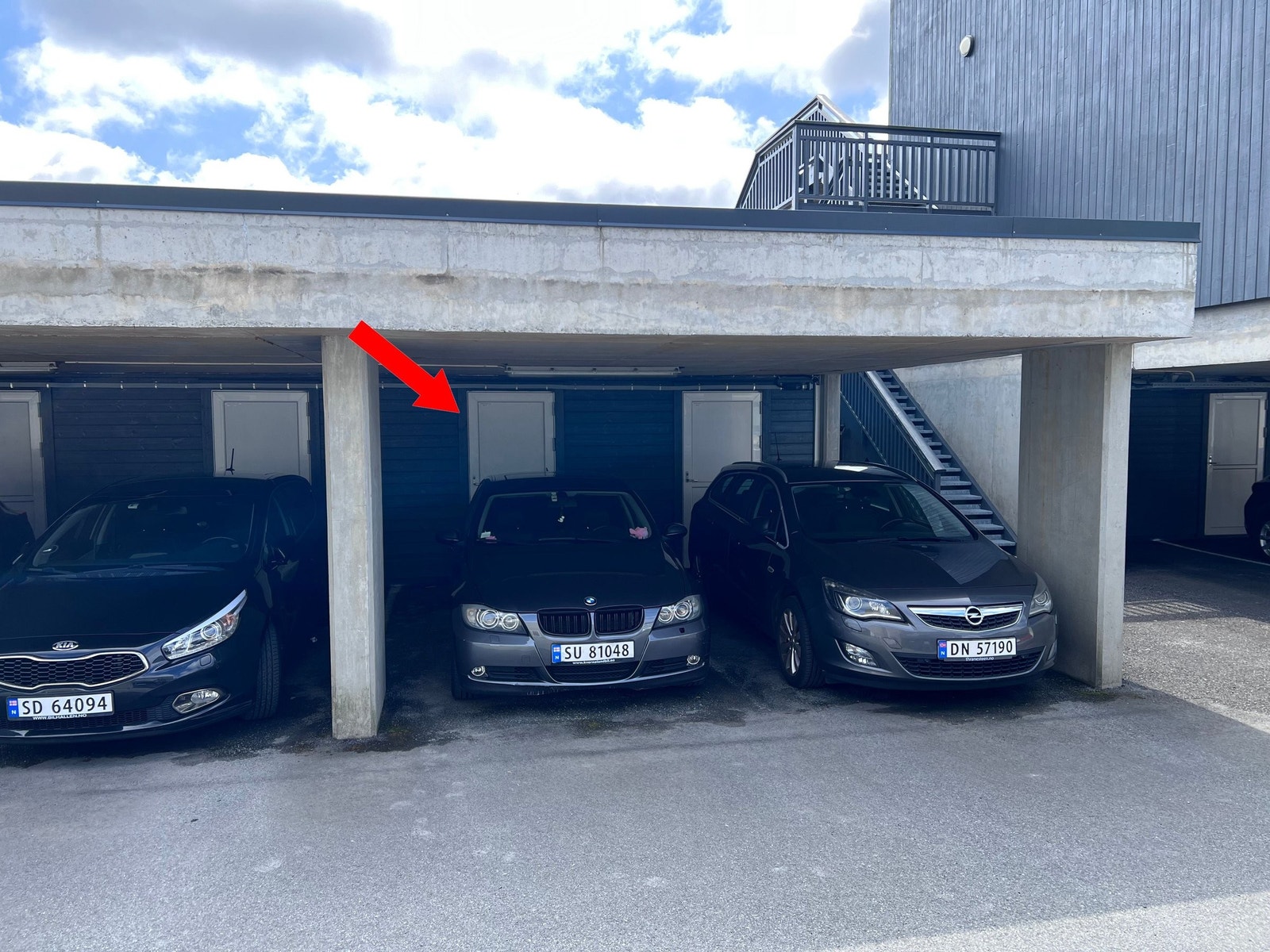 Egen carport med praktisk privat utebod Galleribilde