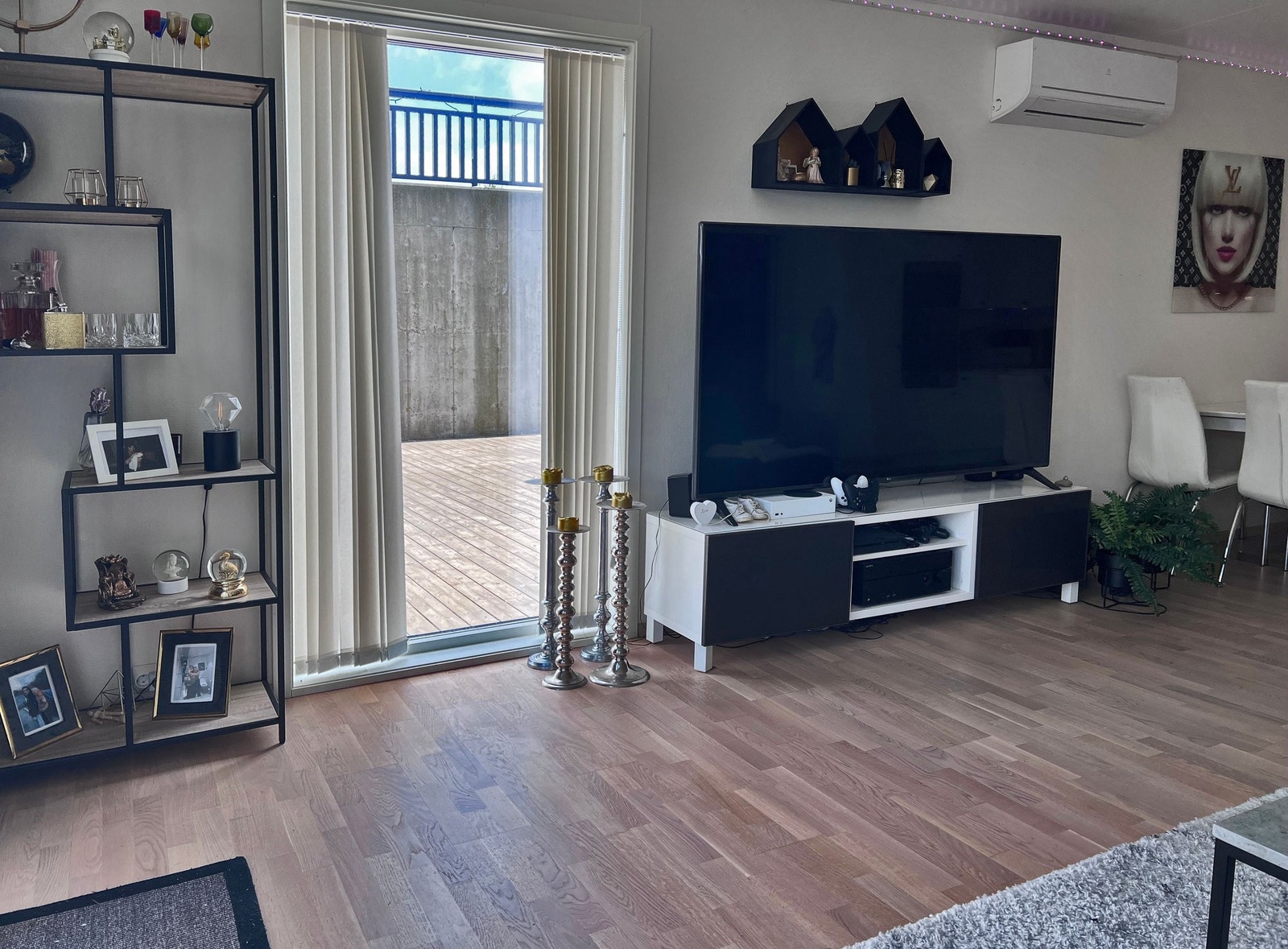 Fra stuen som har flere møbleringsmuligheter og mye lysinnslipp Galleribilde