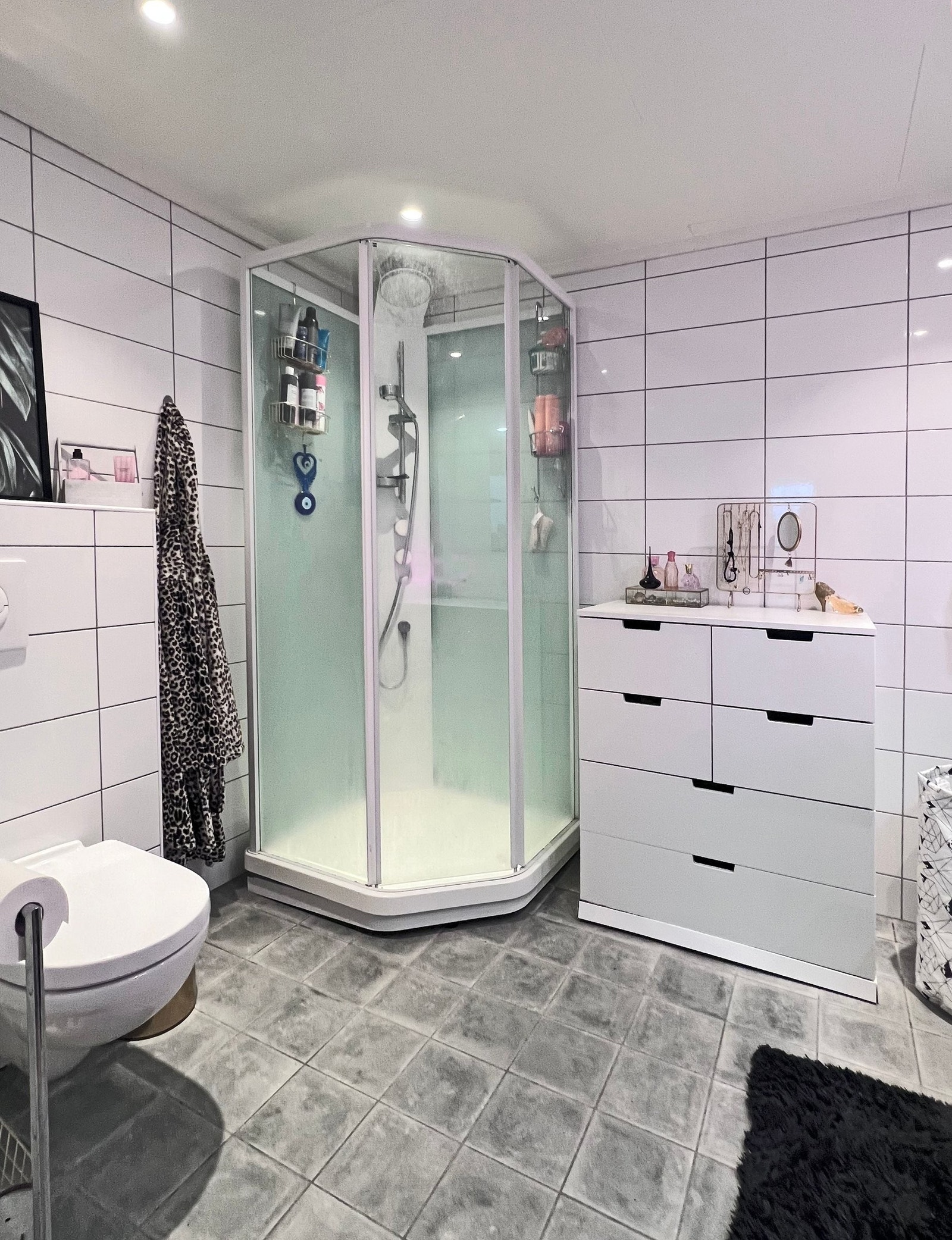 Praktisk dusjkabinett og vegghengt toalett. Fliset gulv med varmekabler Galleribilde