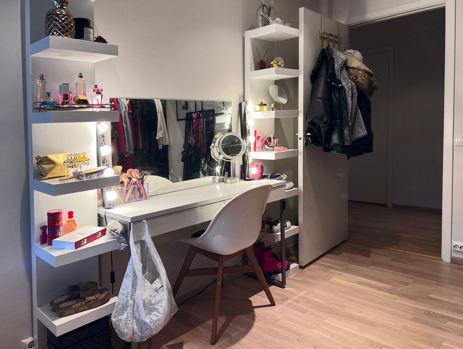 Fra hovedsoverommet (her står senger i dag) Galleribilde