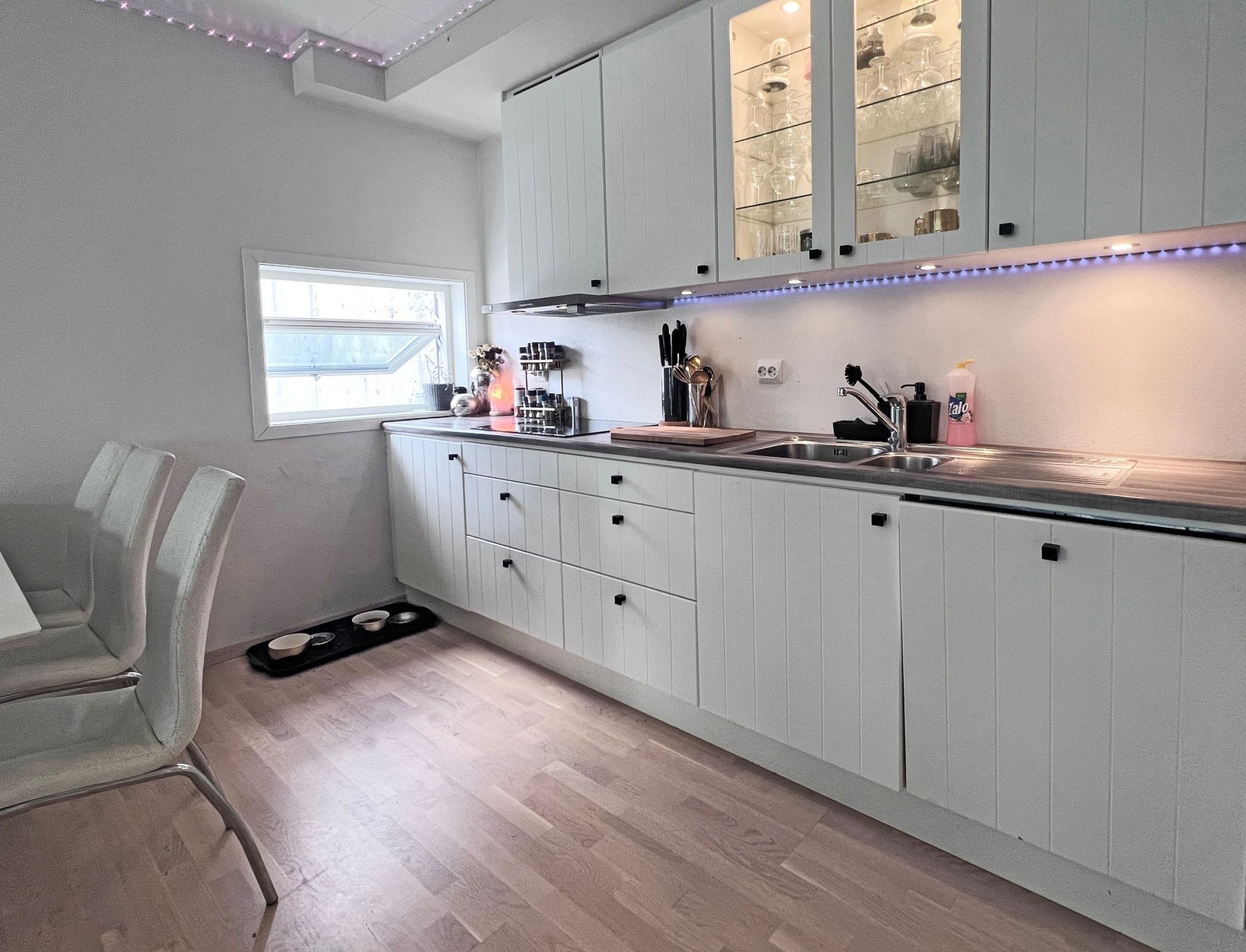 Kjøkkenet er oppgradert og benkeplate og platetopp er skiftet i 2024. Galleribilde