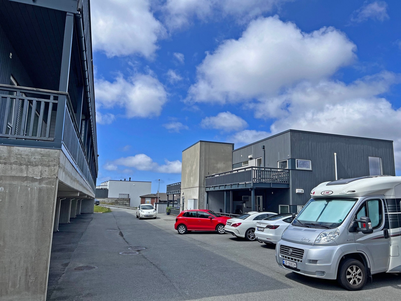 Flere parkeringsplasser på området (felles) Galleribilde