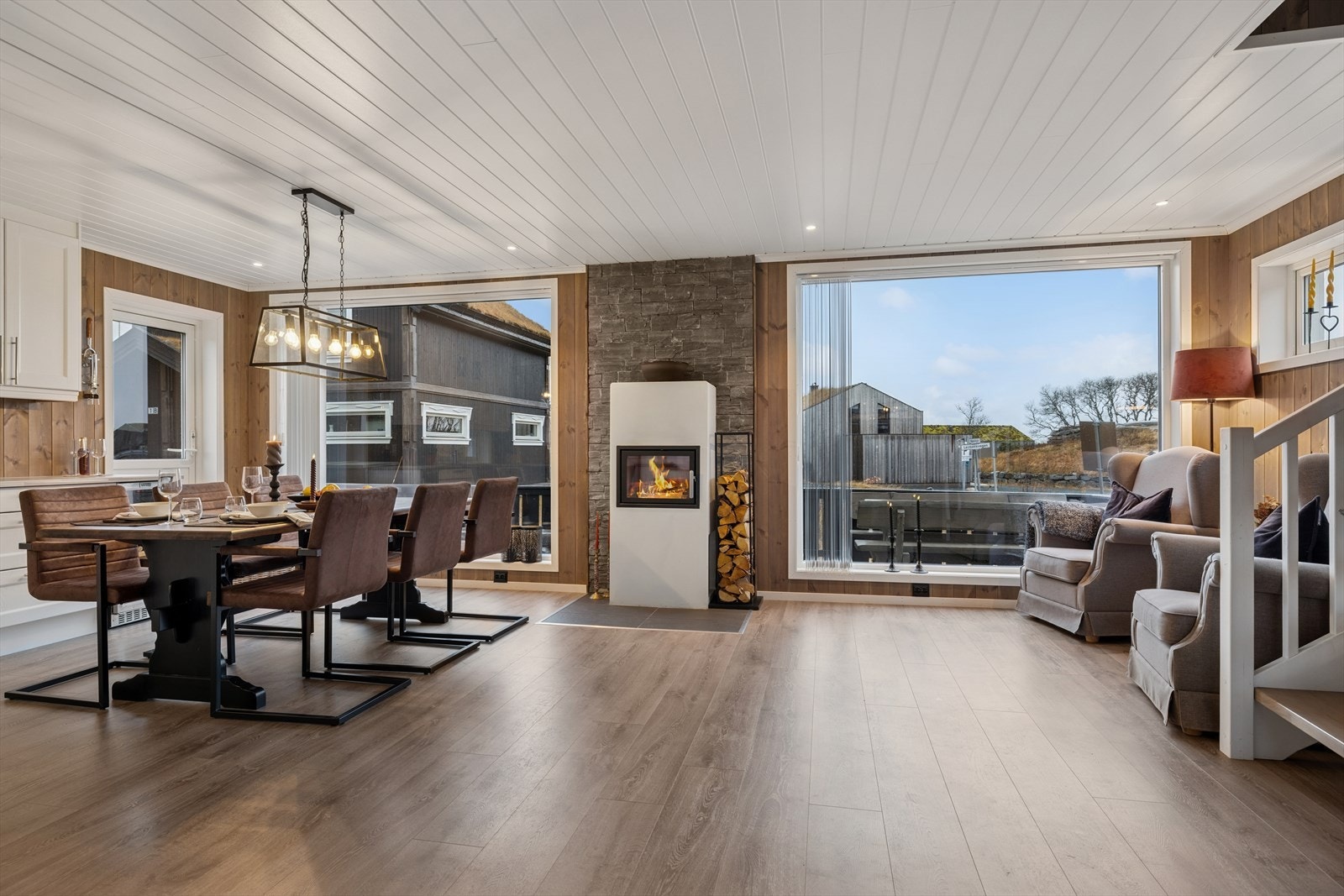 Lys og romslig vinkelstue med peis og flott fjellutsikt. Store vinduer slipper fjellnaturen rett inn i rommet og gir en unik atmosfære. Galleribilde