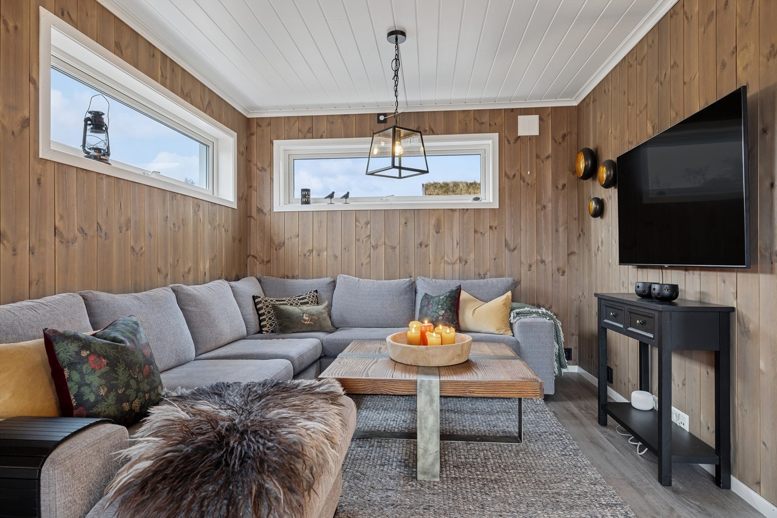 Det er ivaretatt godt lysinnslipp fra alle himmelretninger, med både store og små vinduer. Samtidig ligger boligen usjenert til. Galleribilde