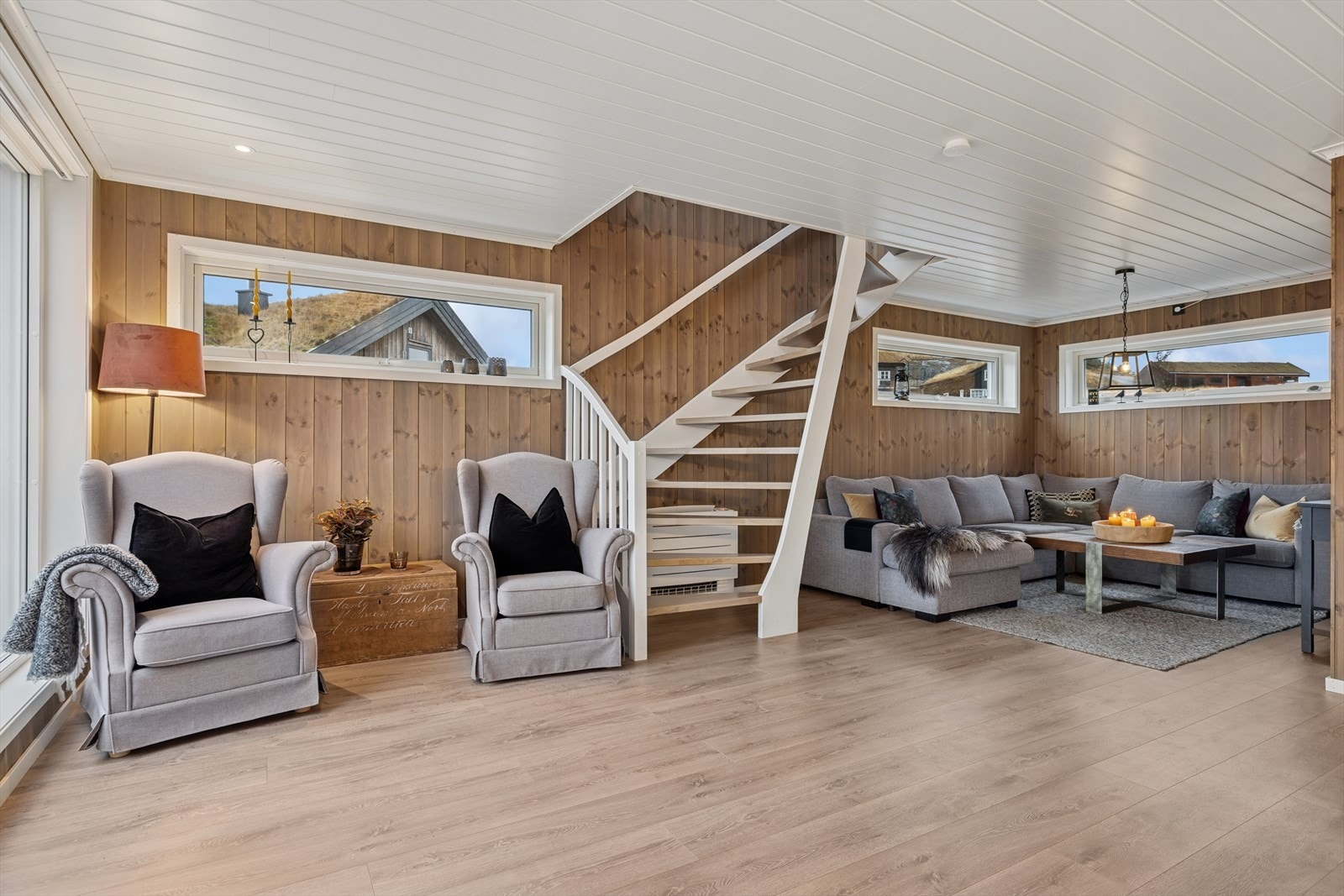 Fra stuen går det trapp opp til 2. etasje. Her er det plassert en varmepumpe med to utblåsninger - én som varmer opp loftsetasjen og én som gir varme ned til hovedetasjen. Dette gir en jevn og behagelig temperatur i hele hytta, både oppe og nede, Galleribilde