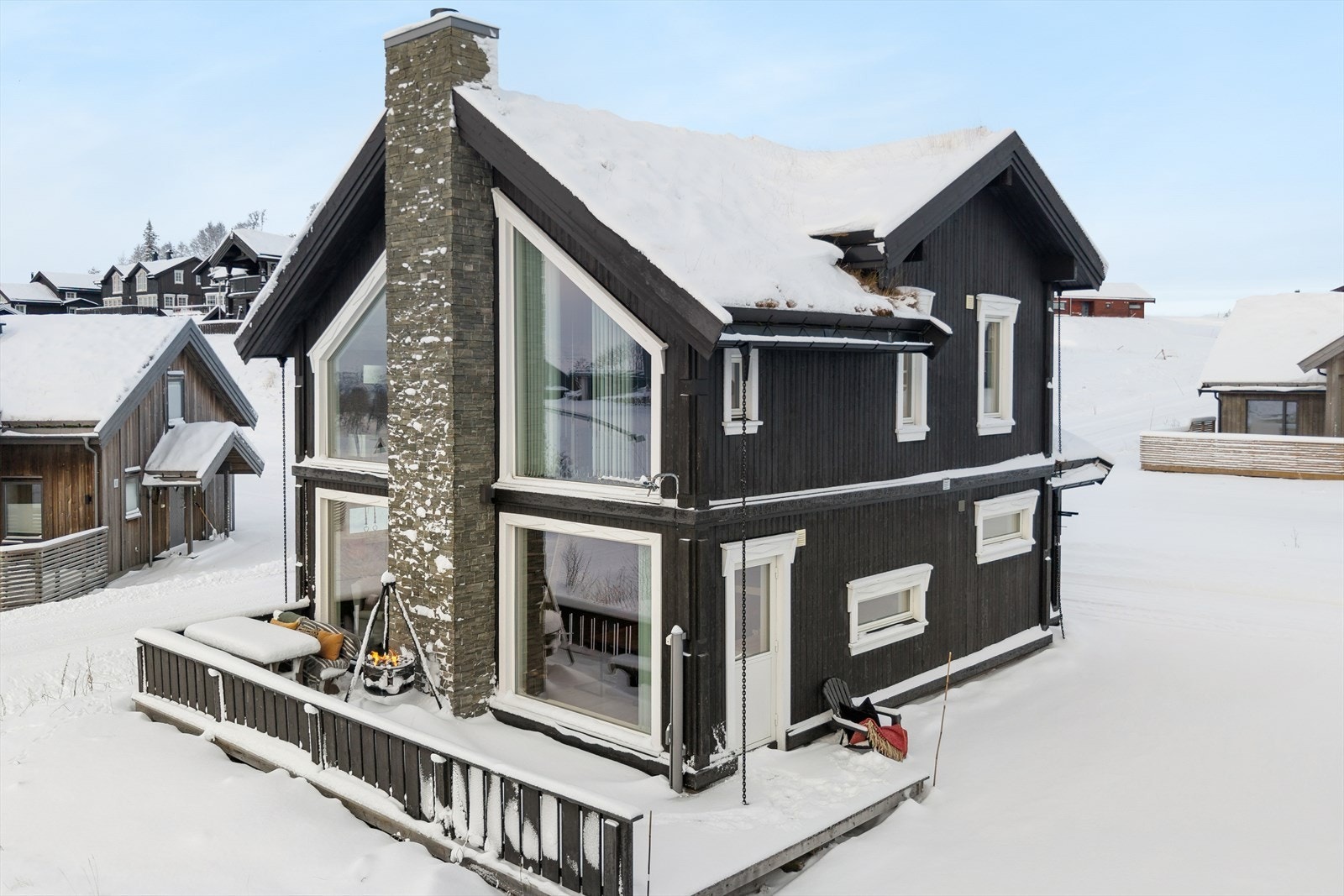 Jeanette A. Eriksrød har gleden av å presentere Rådyrvenge 1A - en moderne og innbydende fjellhytte med panoramautsikt og umiddelbar tilgang til alpinbakken. Galleribilde