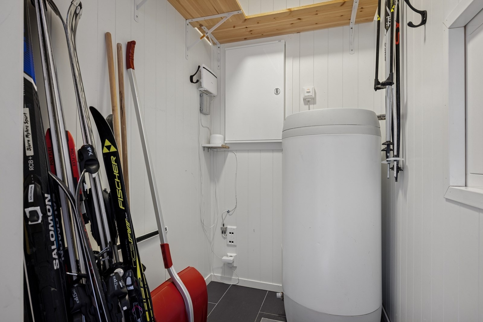 Bod/teknisk rom God plass til ski, ved og opplevelser i ventemodus. Galleribilde