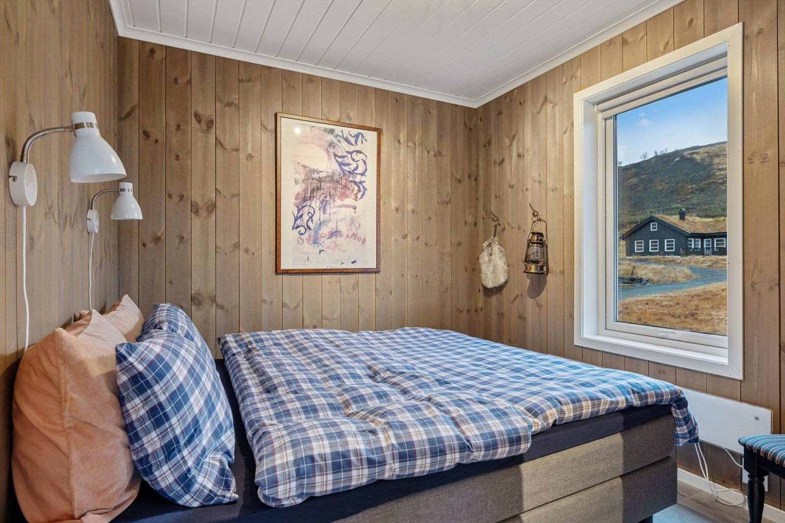 Inhyttas 2. etasje finner du hele fire soverom, noe som gir rikelig med soveplasser for både familie og gjester. Galleribilde